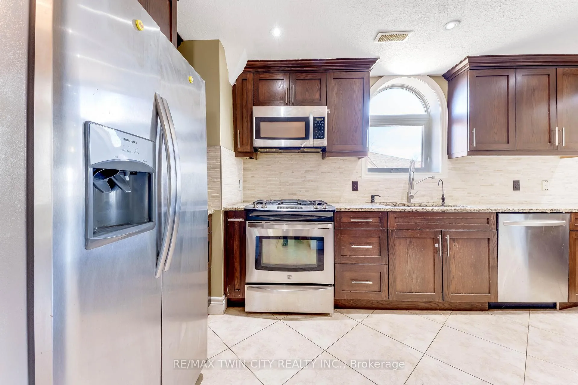 Photo 11 of Unit upper, 561 Queen Street S, Kitchener, Mill Courtland Woodside Park — HOMEH
