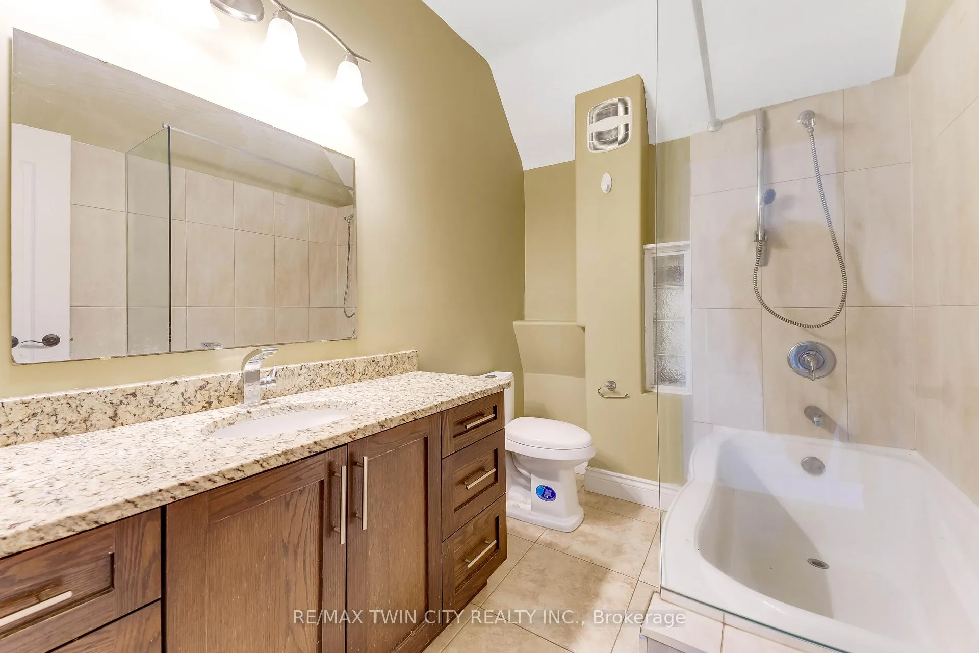 Photo 12 of Unit upper, 561 Queen Street S, Kitchener, Mill Courtland Woodside Park — HOMEH