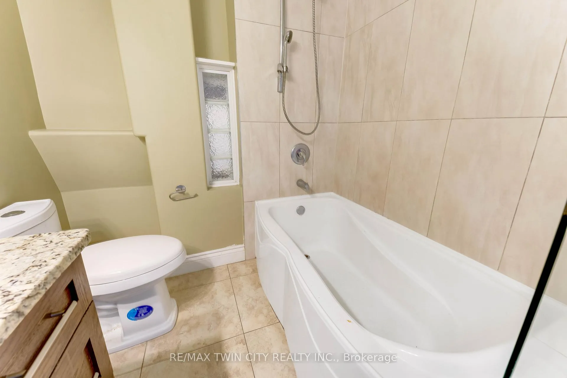 Photo 13 of Unit upper, 561 Queen Street S, Kitchener, Mill Courtland Woodside Park — HOMEH