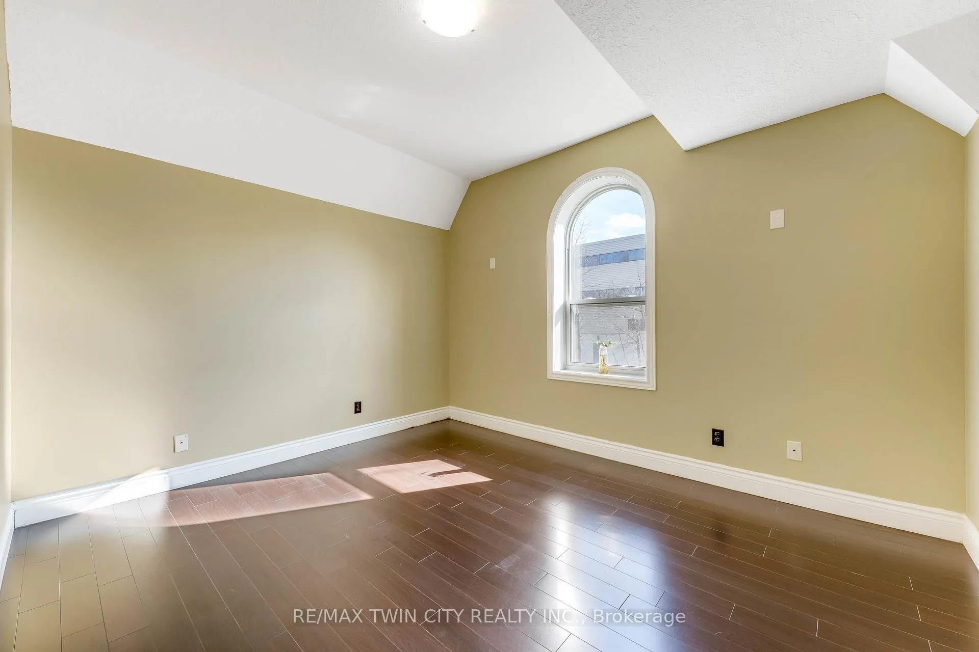 Photo 14 of Unit upper, 561 Queen Street S, Kitchener, Mill Courtland Woodside Park — HOMEH
