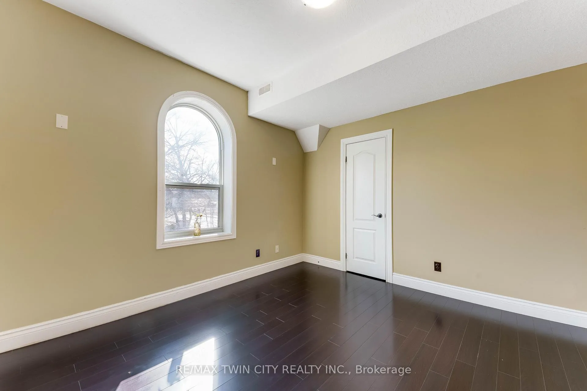 Photo 16 of Unit upper, 561 Queen Street S, Kitchener, Mill Courtland Woodside Park — HOMEH