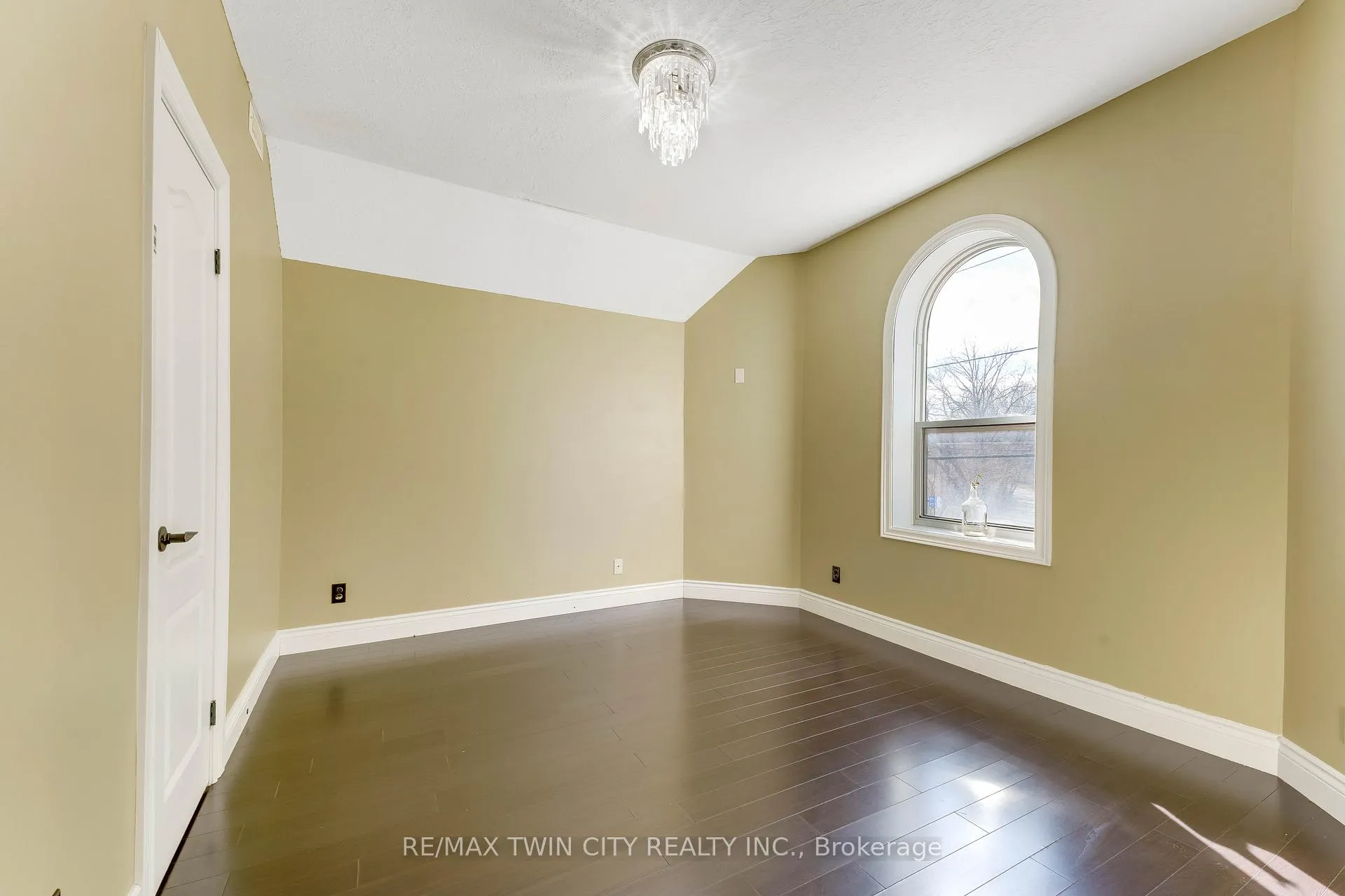 Photo 17 of Unit upper, 561 Queen Street S, Kitchener, Mill Courtland Woodside Park — HOMEH
