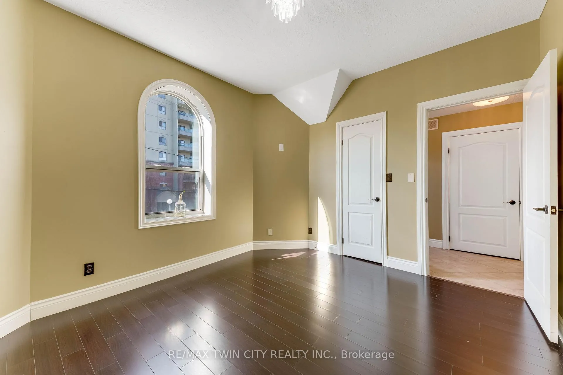 Photo 18 of Unit upper, 561 Queen Street S, Kitchener, Mill Courtland Woodside Park — HOMEH