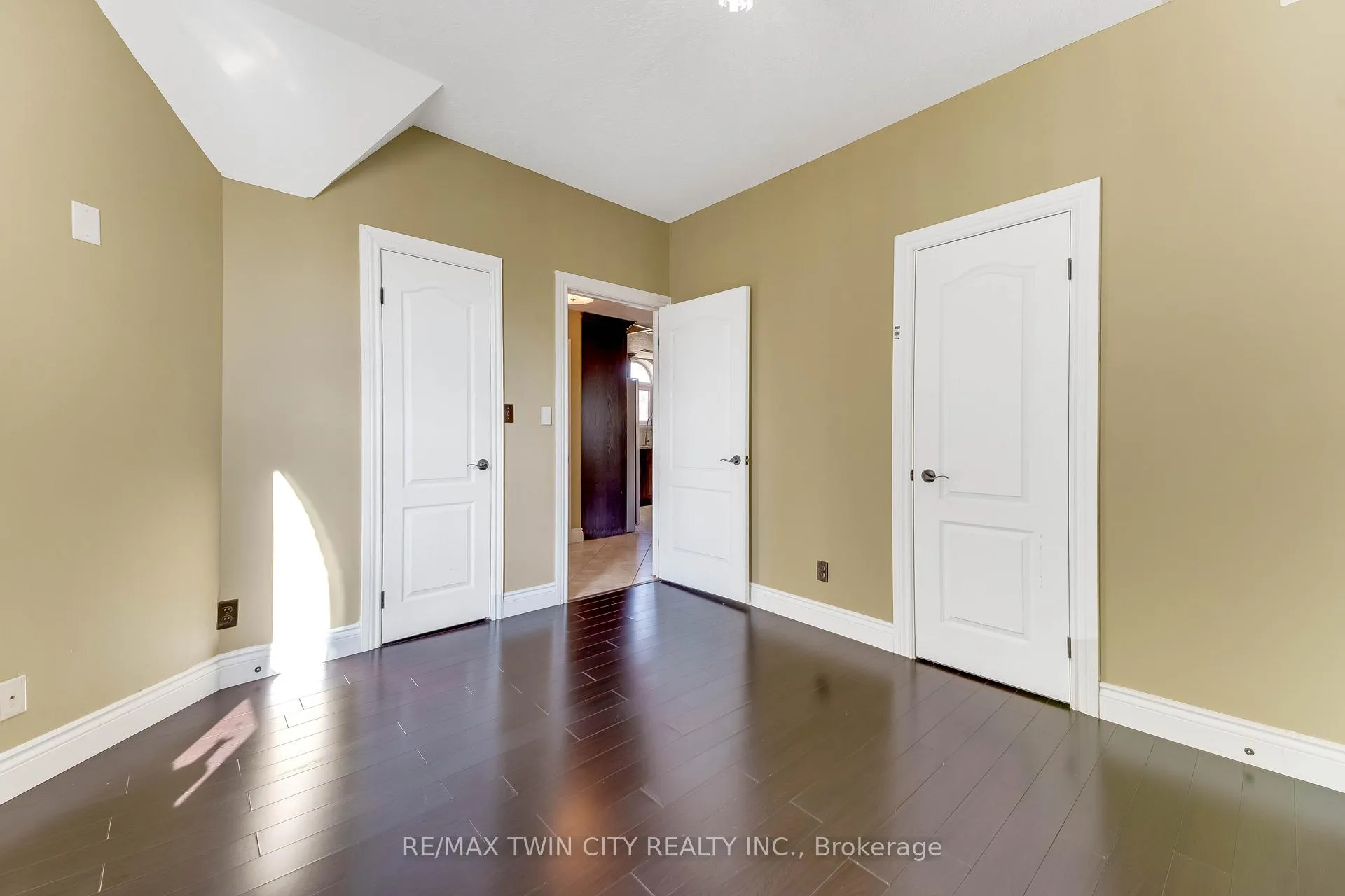 Photo 19 of Unit upper, 561 Queen Street S, Kitchener, Mill Courtland Woodside Park — HOMEH