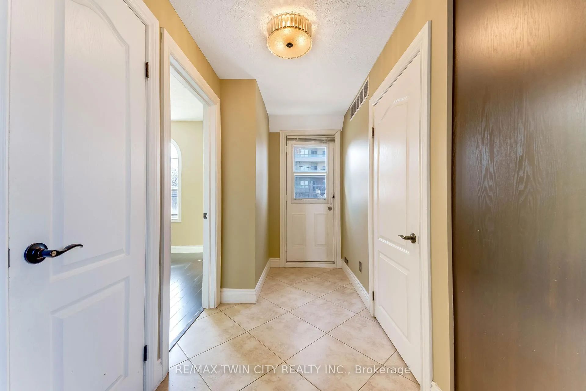 Photo 21 of Unit upper, 561 Queen Street S, Kitchener, Mill Courtland Woodside Park — HOMEH