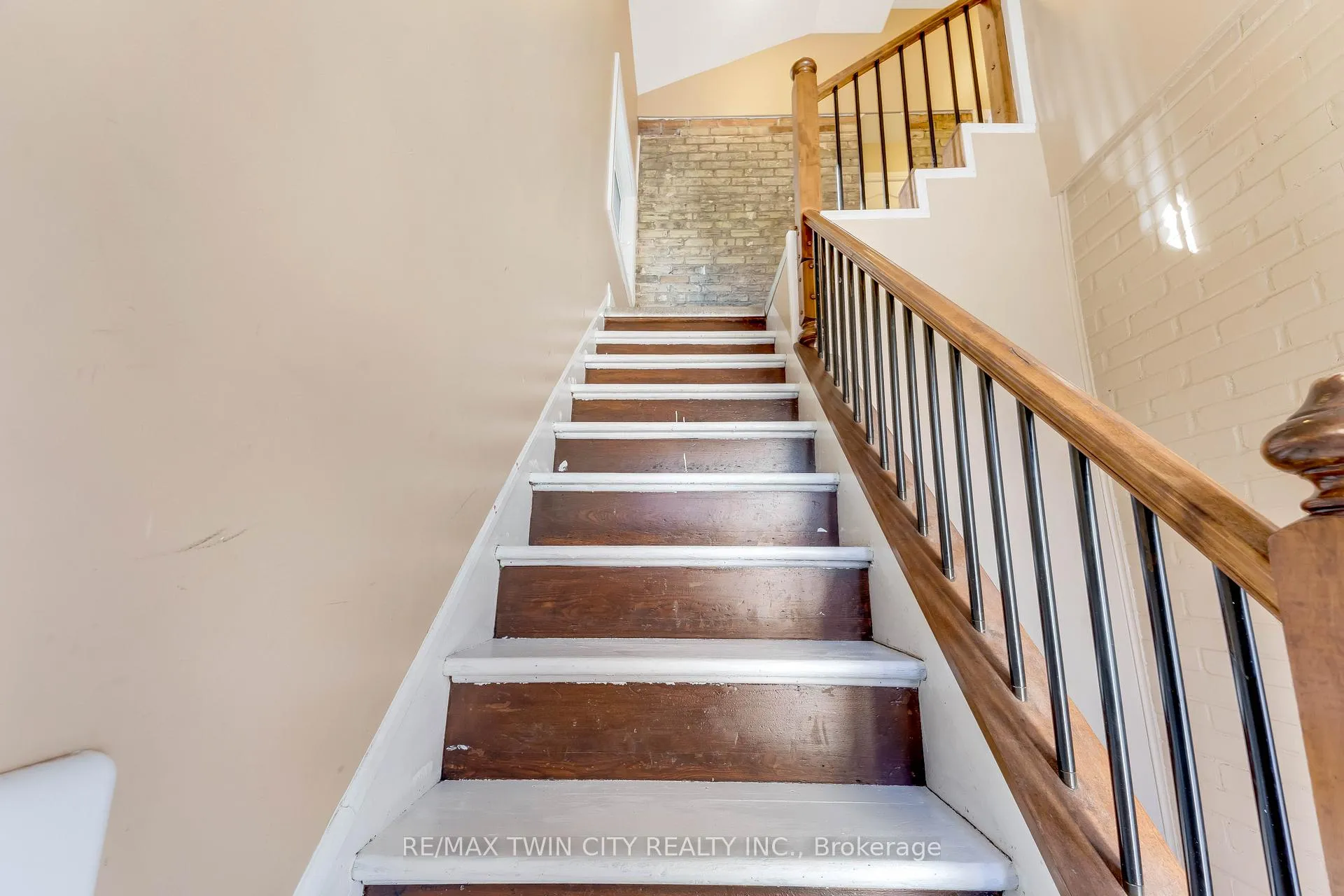 Photo 26 of Unit upper, 561 Queen Street S, Kitchener, Mill Courtland Woodside Park — HOMEH