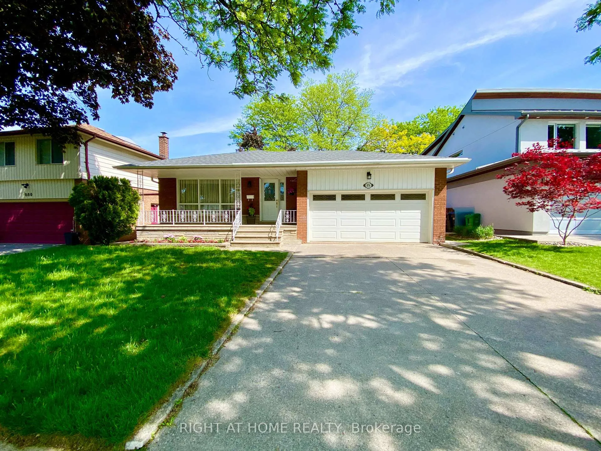 Photo 1 of 876 Hollowtree Crescent, Mississauga, Applewood — HOMEH