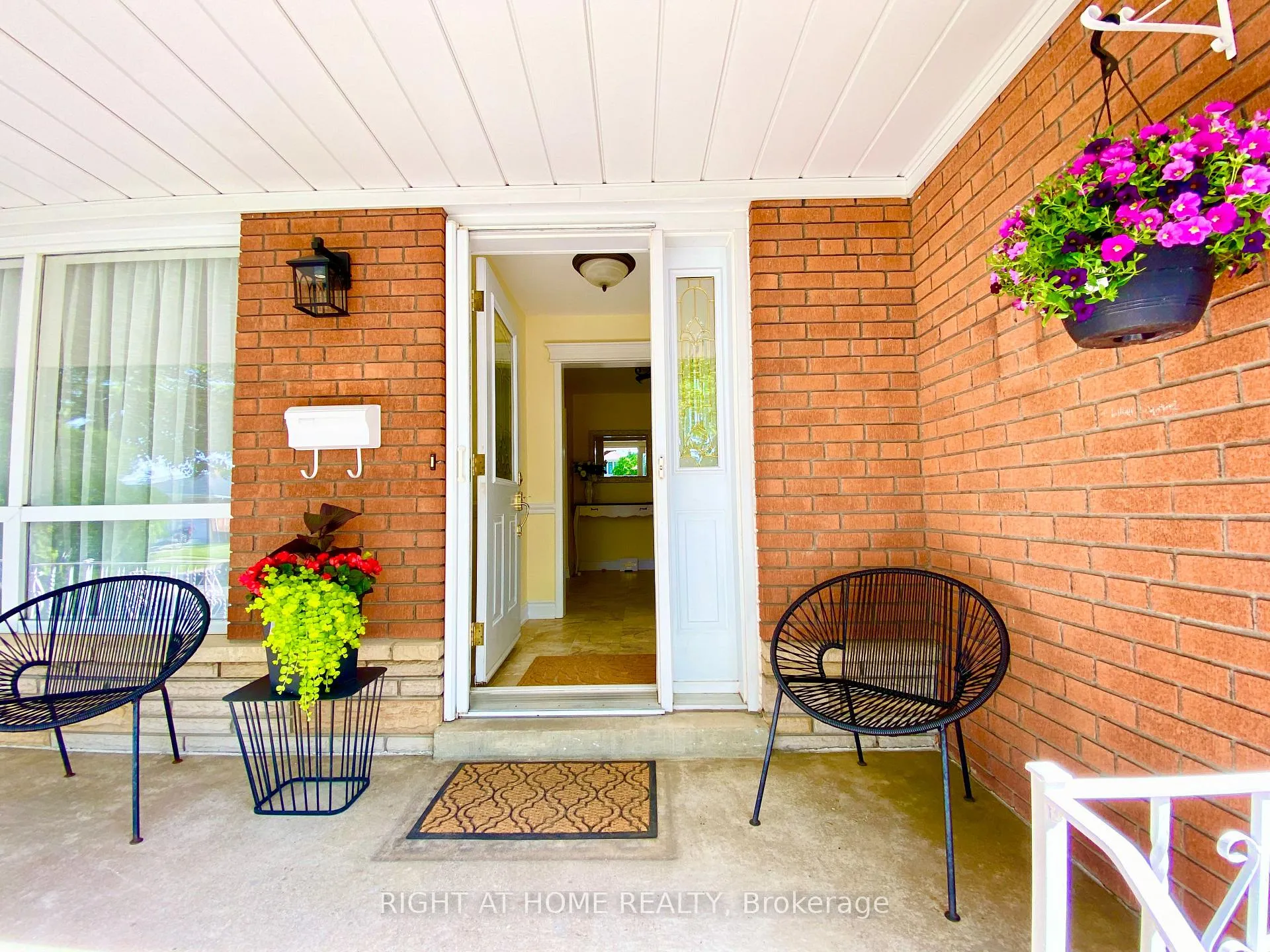 Photo 2 of 876 Hollowtree Crescent, Mississauga, Applewood — HOMEH