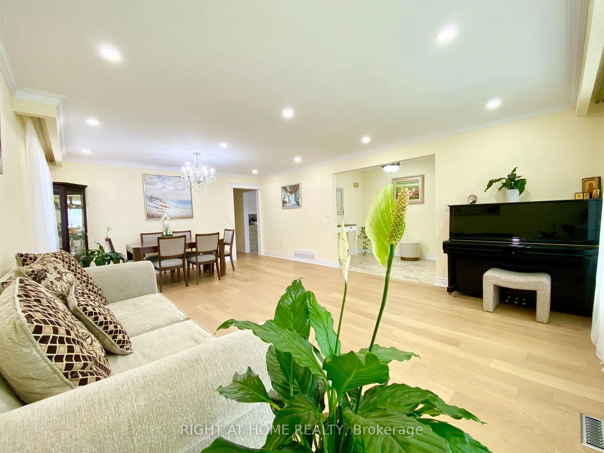 Photo 3 of 876 Hollowtree Crescent, Mississauga, Applewood — HOMEH