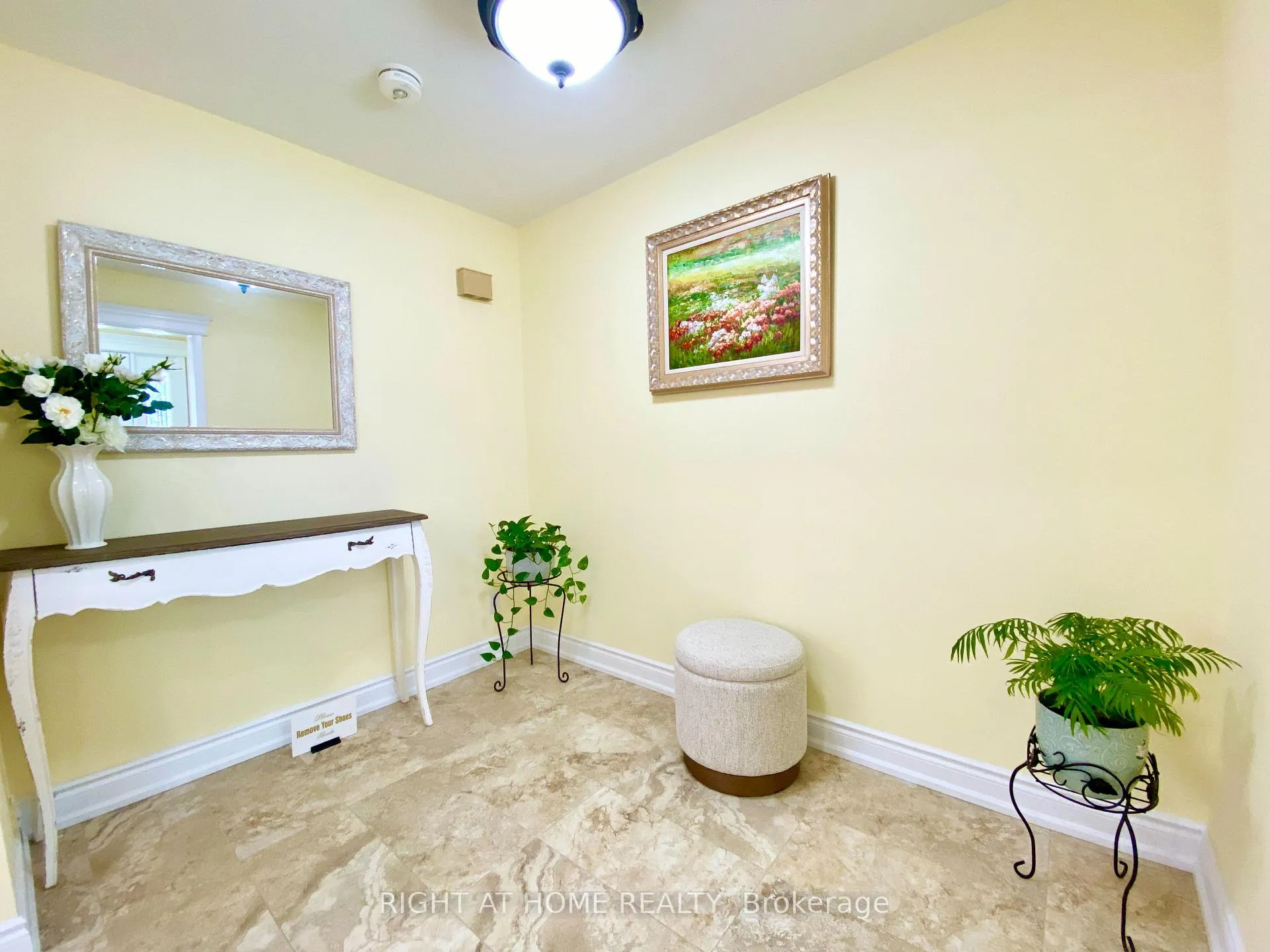 Photo 4 of 876 Hollowtree Crescent, Mississauga, Applewood — HOMEH