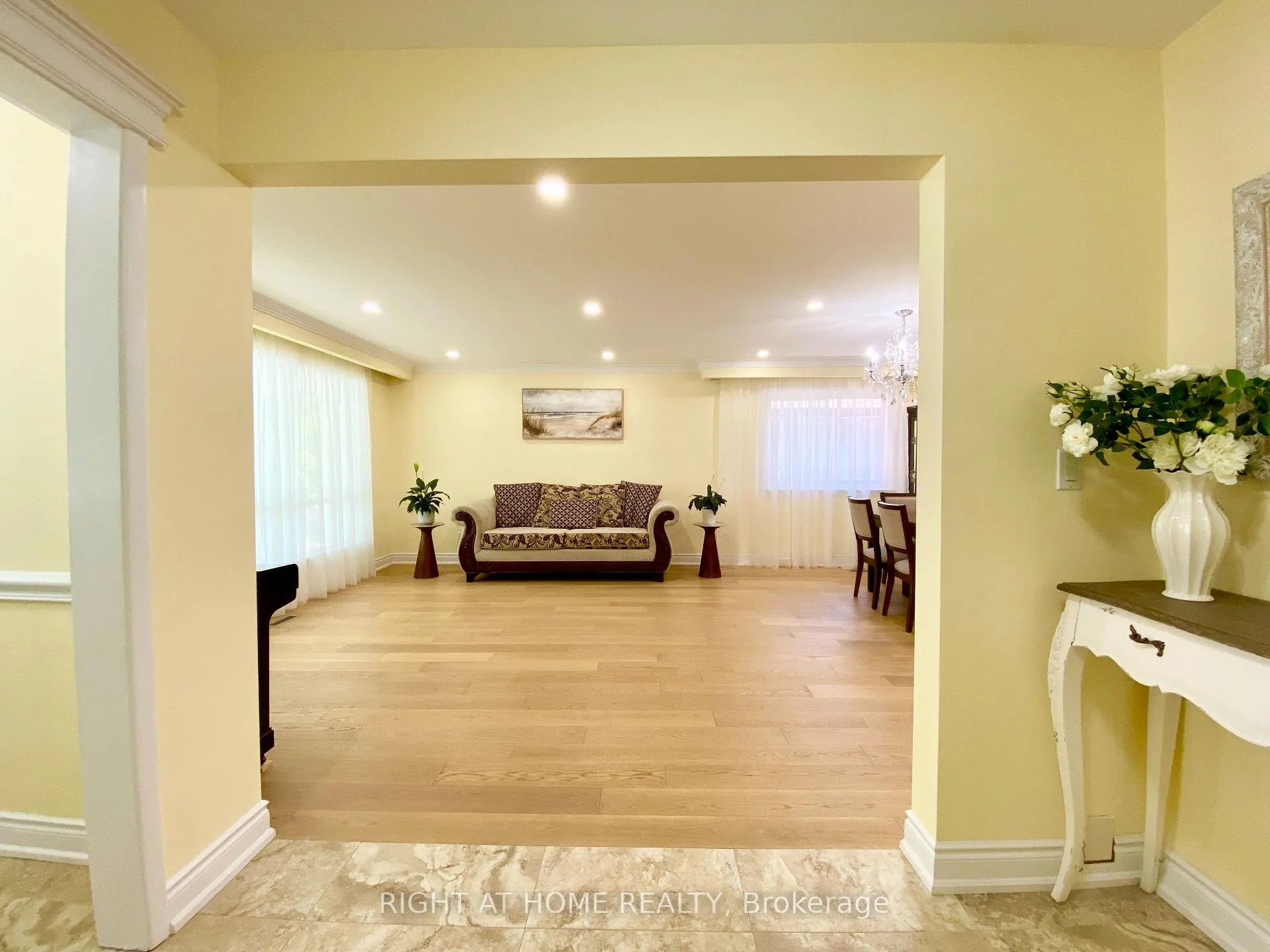 Photo 5 of 876 Hollowtree Crescent, Mississauga, Applewood — HOMEH