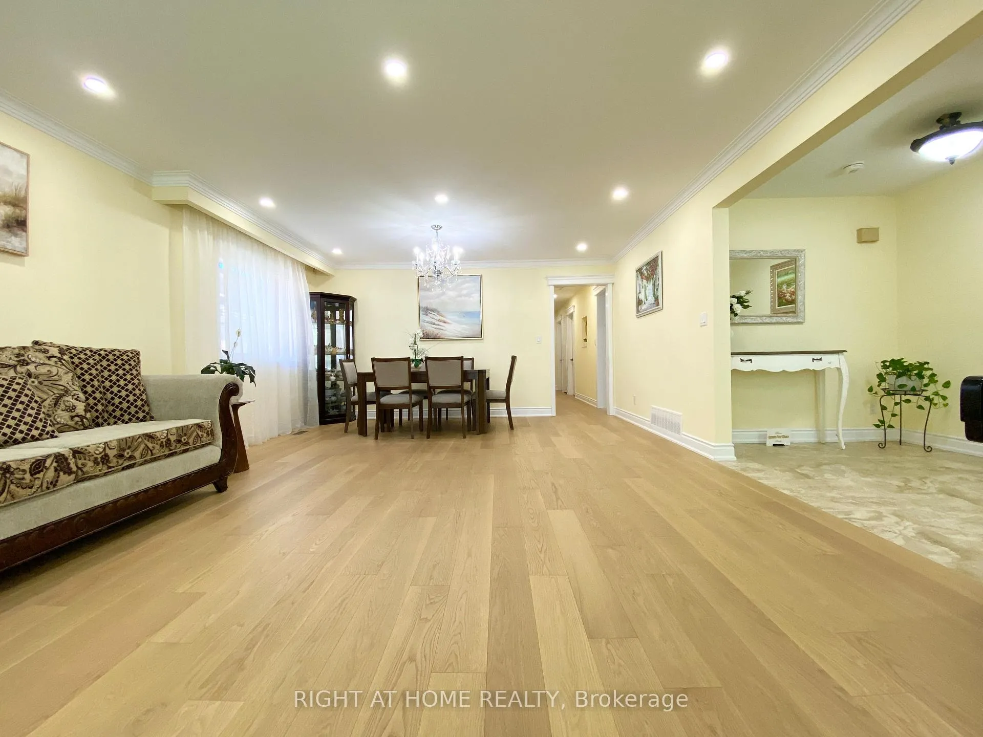 Photo 6 of 876 Hollowtree Crescent, Mississauga, Applewood — HOMEH