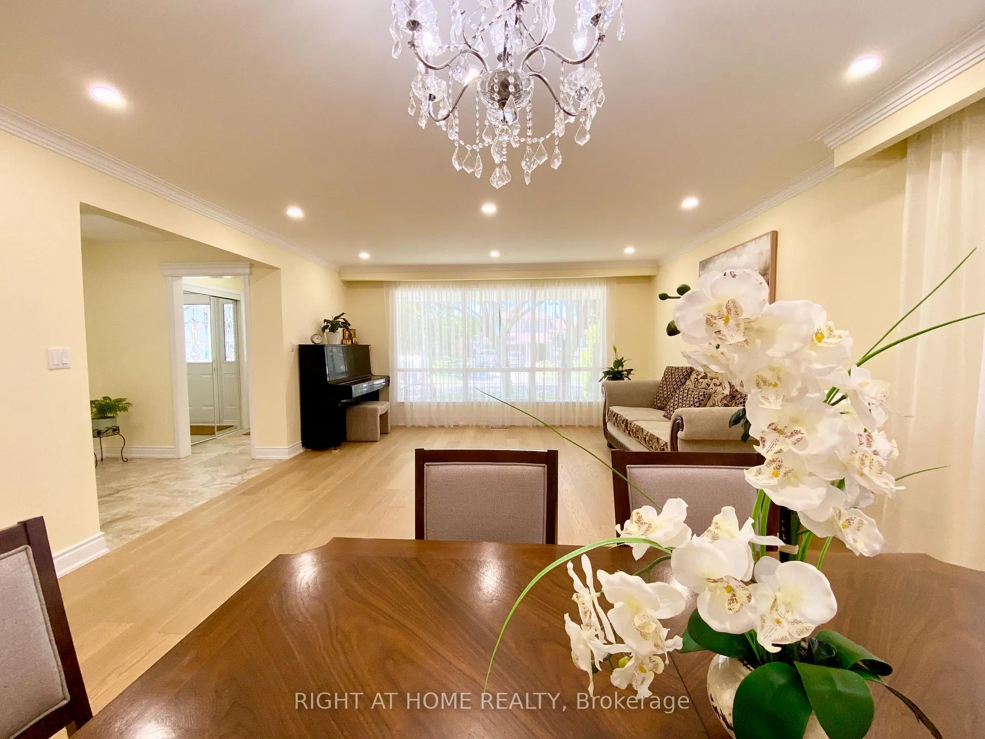 Photo 7 of 876 Hollowtree Crescent, Mississauga, Applewood — HOMEH