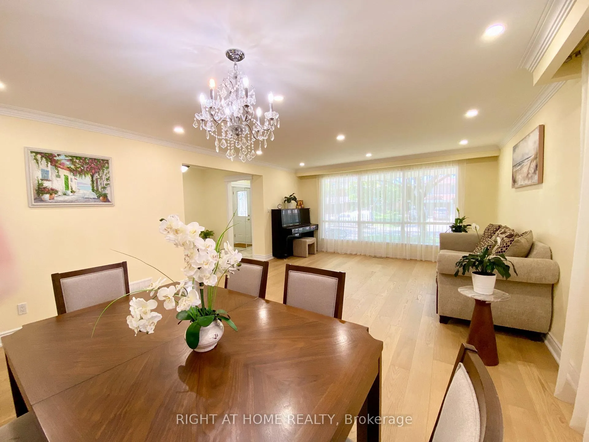 Photo 8 of 876 Hollowtree Crescent, Mississauga, Applewood — HOMEH