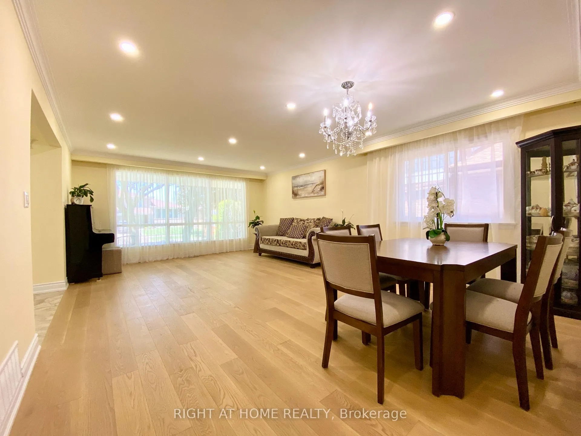Photo 9 of 876 Hollowtree Crescent, Mississauga, Applewood — HOMEH