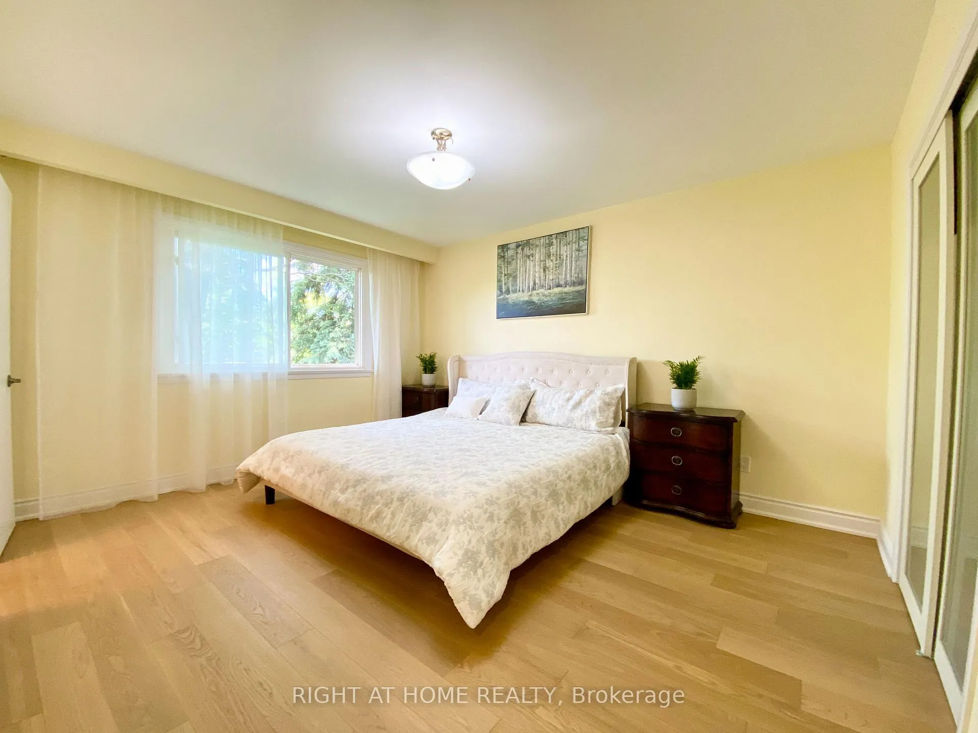 Photo 10 of 876 Hollowtree Crescent, Mississauga, Applewood — HOMEH