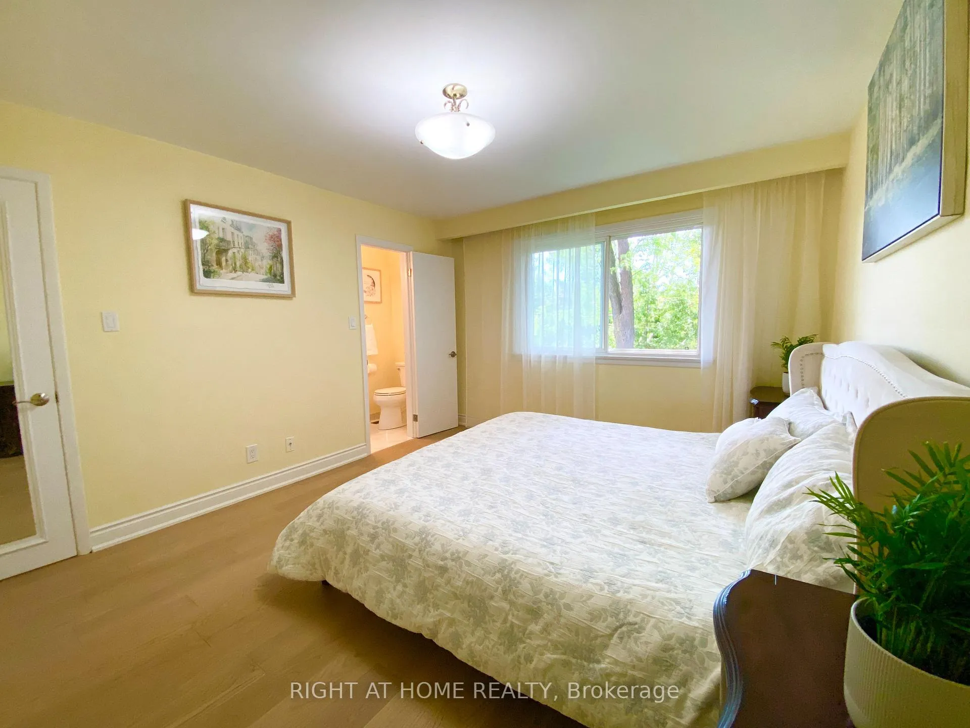 Photo 11 of 876 Hollowtree Crescent, Mississauga, Applewood — HOMEH