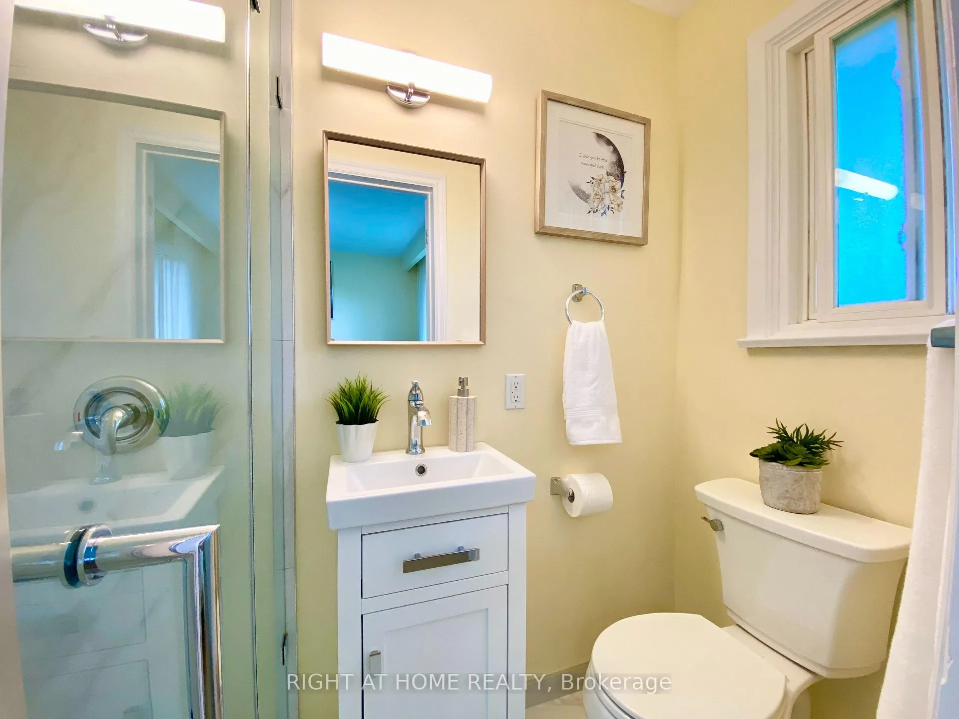 Photo 12 of 876 Hollowtree Crescent, Mississauga, Applewood — HOMEH