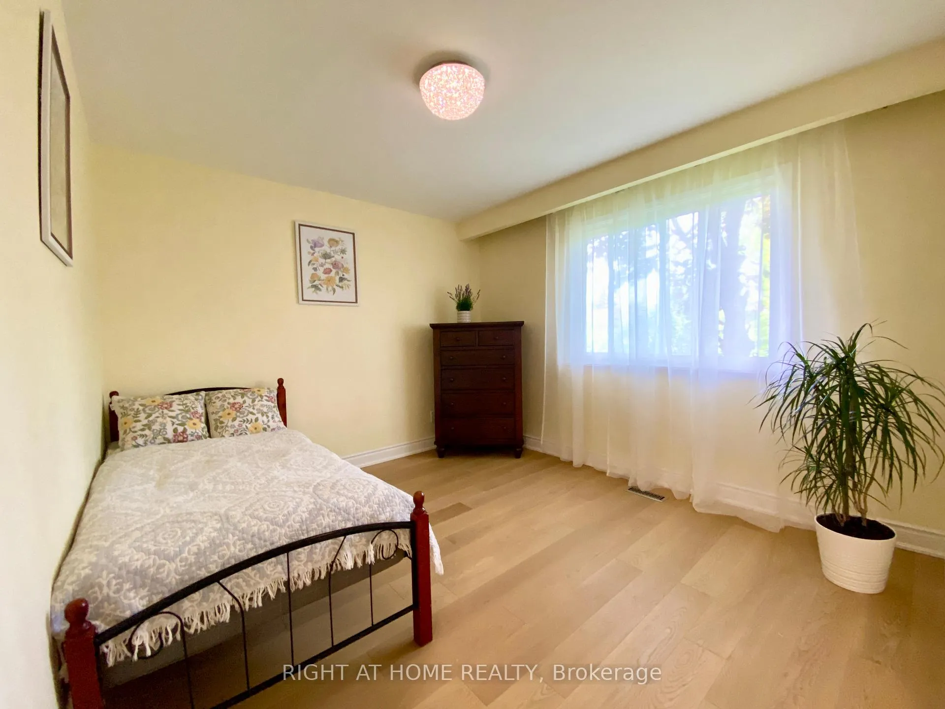 Photo 14 of 876 Hollowtree Crescent, Mississauga, Applewood — HOMEH