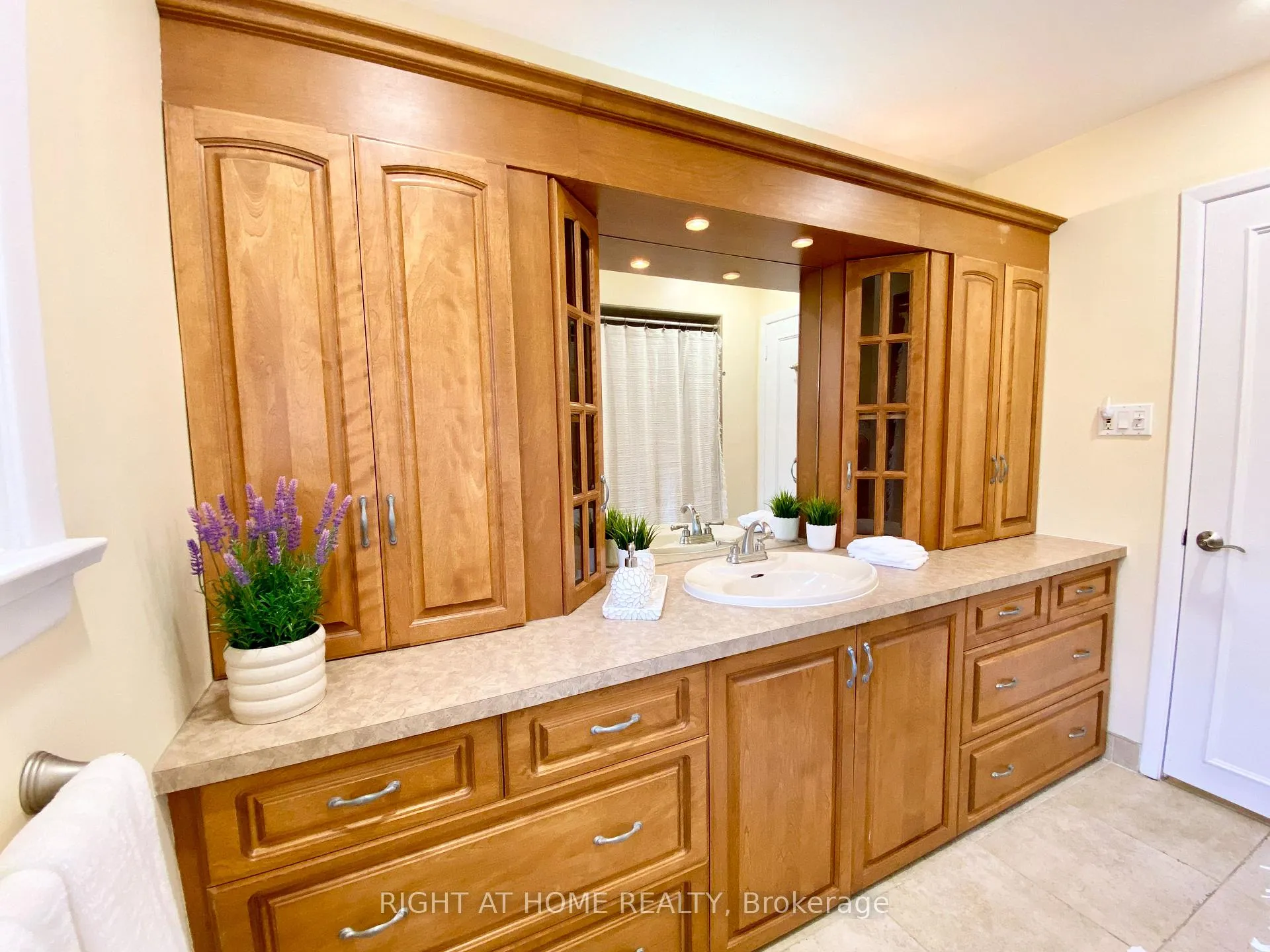 Photo 16 of 876 Hollowtree Crescent, Mississauga, Applewood — HOMEH