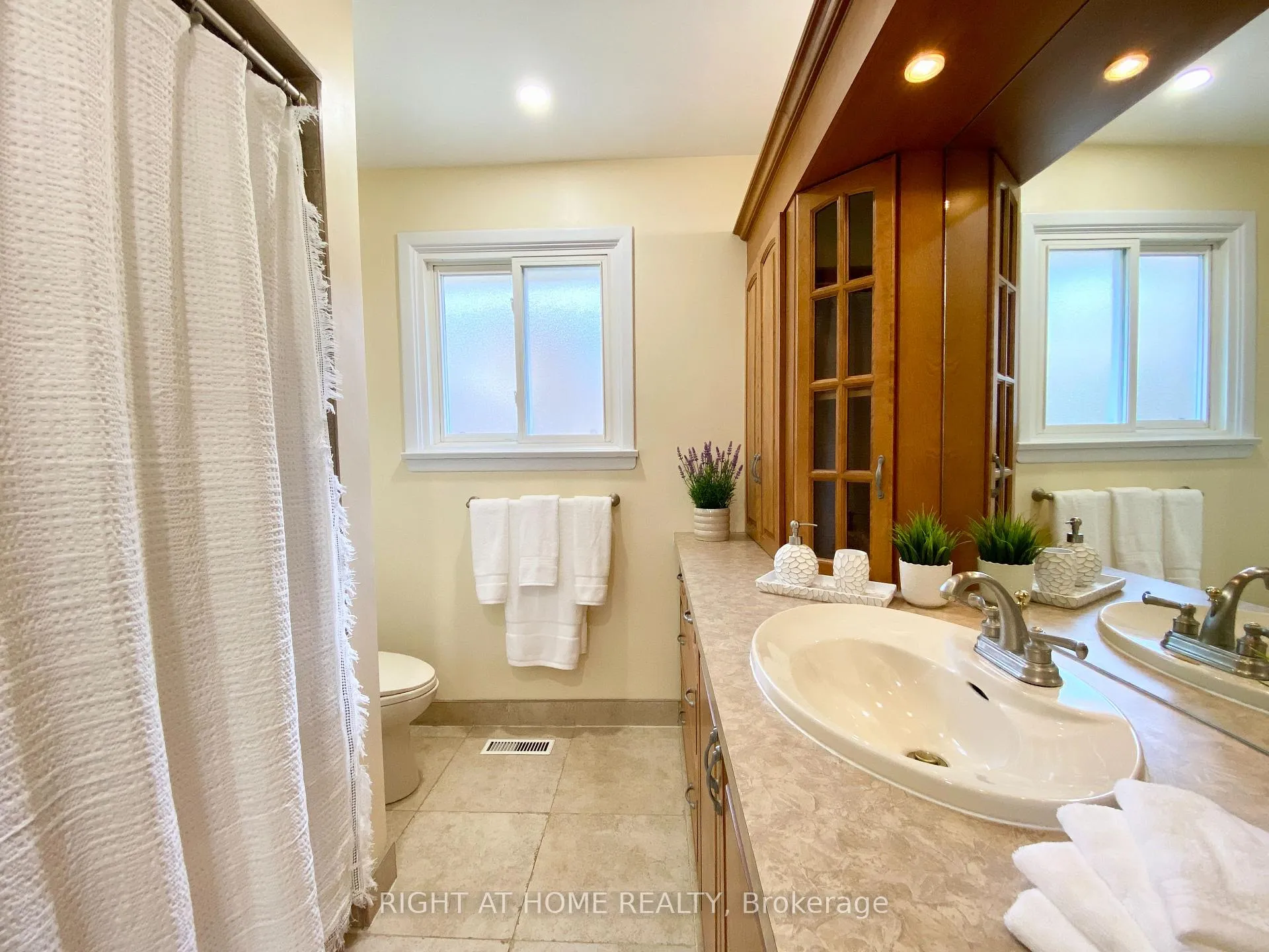 Photo 17 of 876 Hollowtree Crescent, Mississauga, Applewood — HOMEH