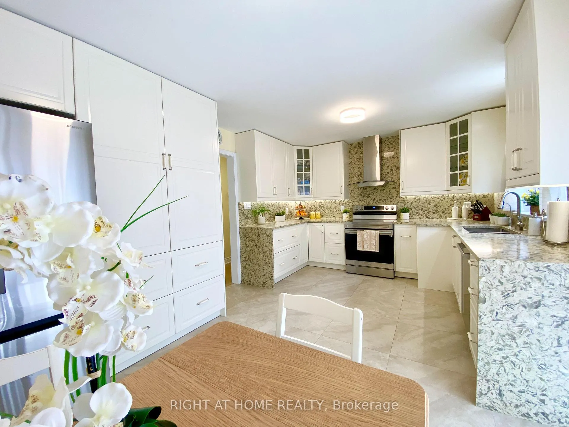 Photo 18 of 876 Hollowtree Crescent, Mississauga, Applewood — HOMEH