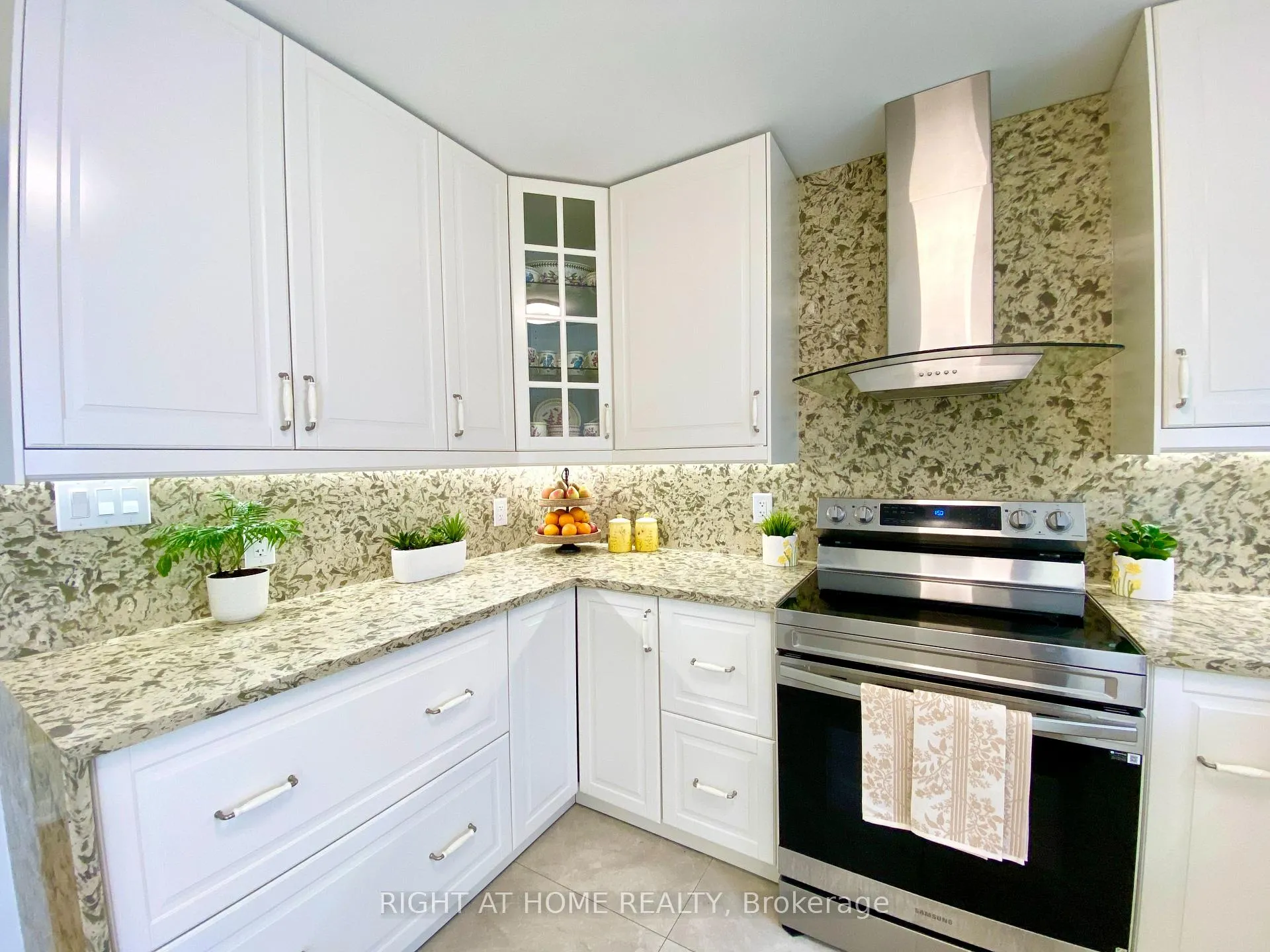 Photo 19 of 876 Hollowtree Crescent, Mississauga, Applewood — HOMEH