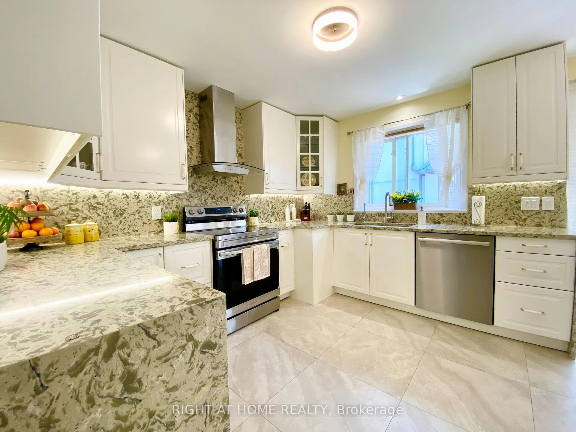 Photo 20 of 876 Hollowtree Crescent, Mississauga, Applewood — HOMEH