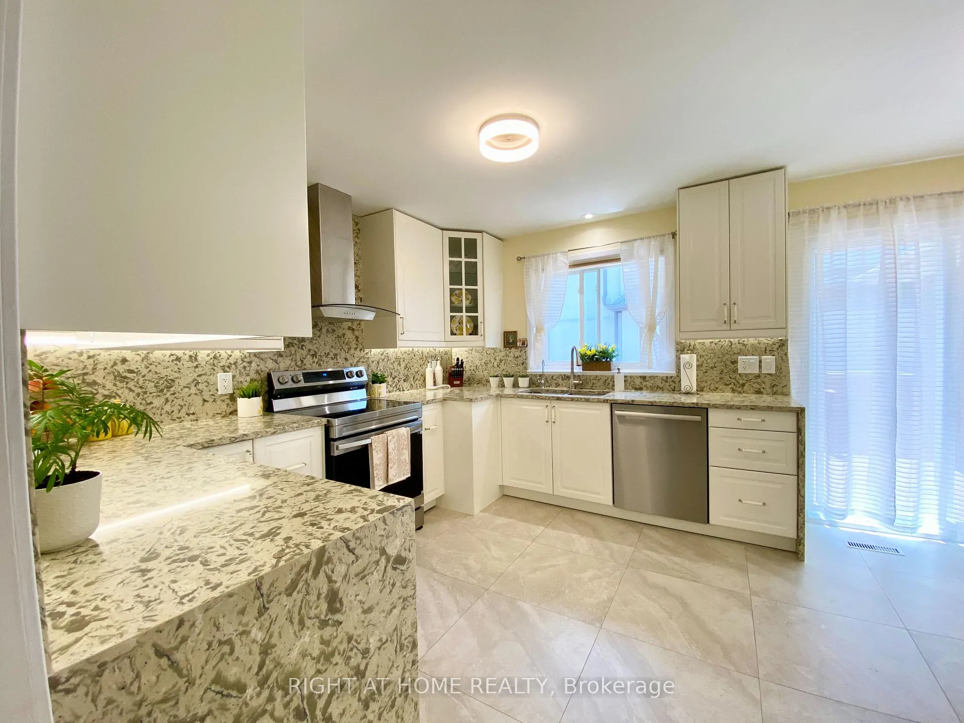 Photo 21 of 876 Hollowtree Crescent, Mississauga, Applewood — HOMEH