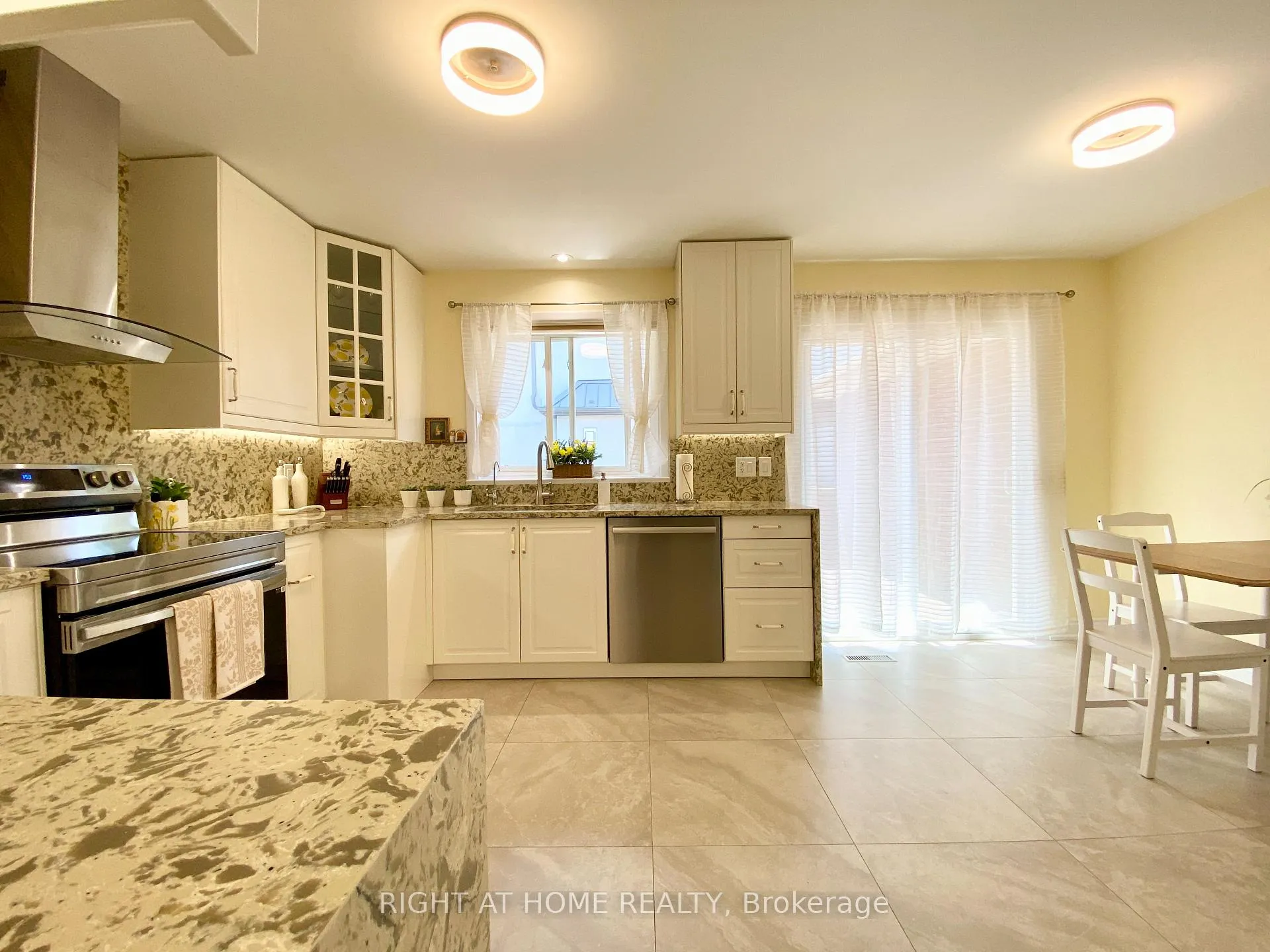 Photo 22 of 876 Hollowtree Crescent, Mississauga, Applewood — HOMEH
