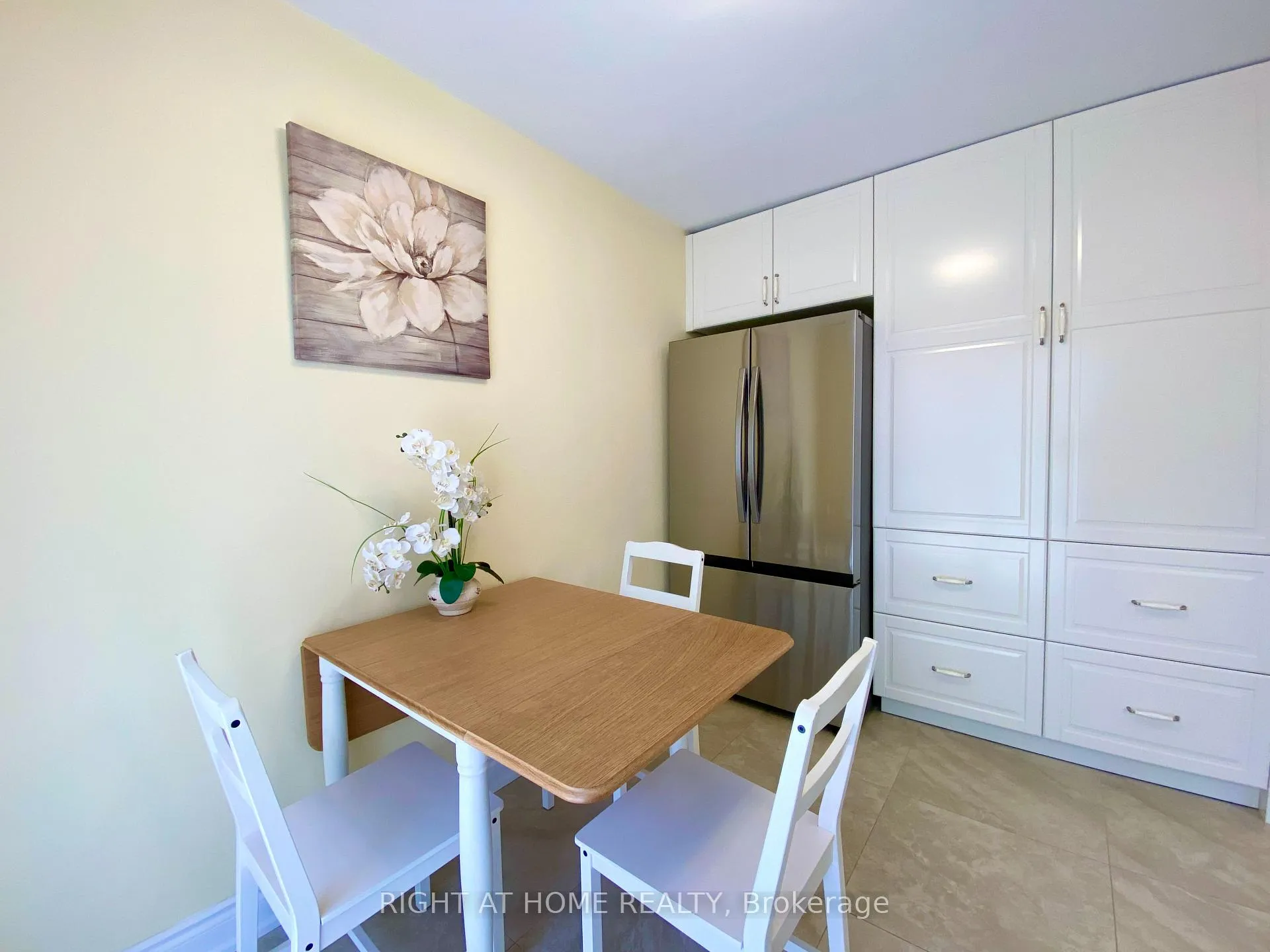 Photo 23 of 876 Hollowtree Crescent, Mississauga, Applewood — HOMEH