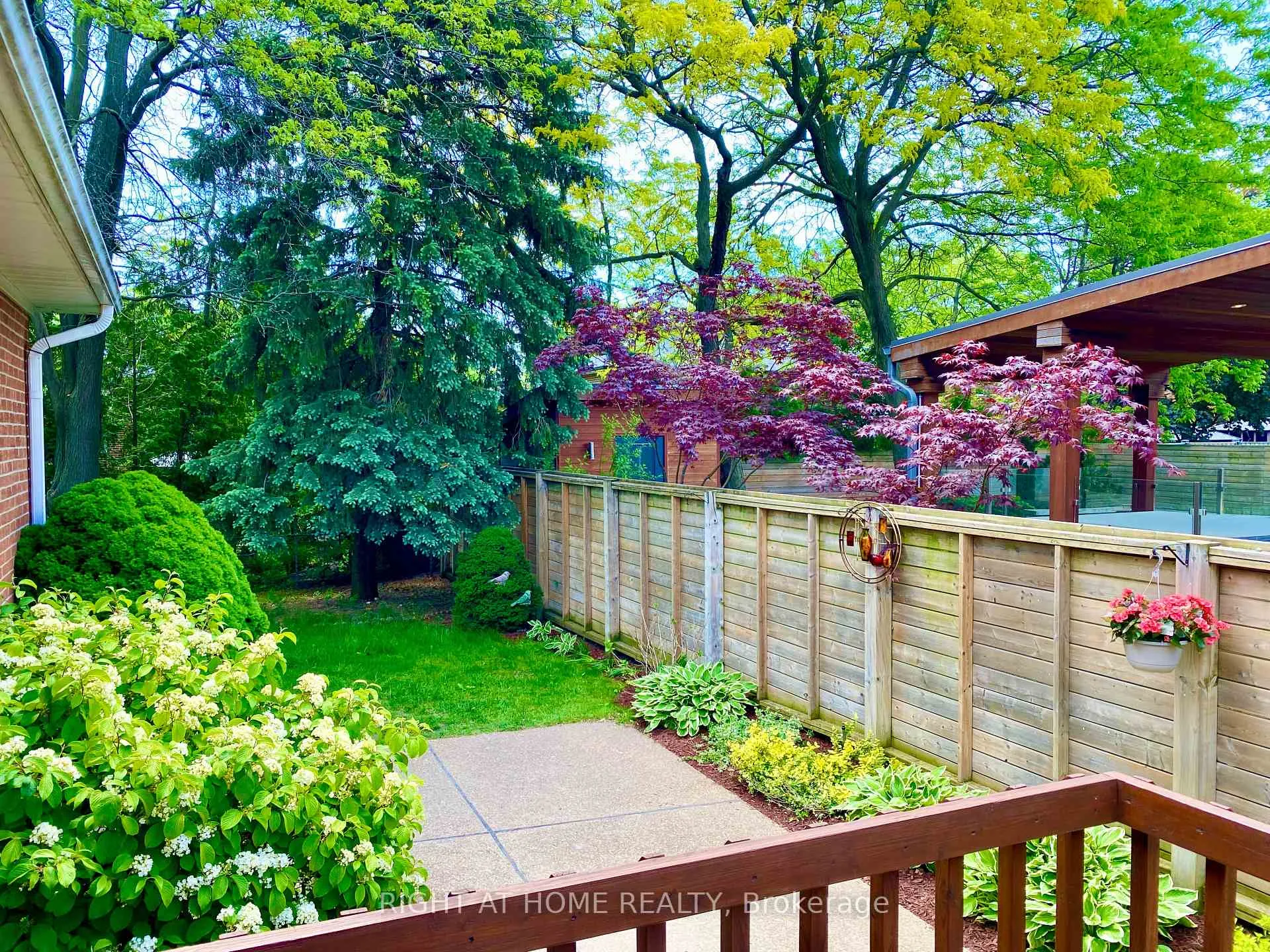 Photo 24 of 876 Hollowtree Crescent, Mississauga, Applewood — HOMEH