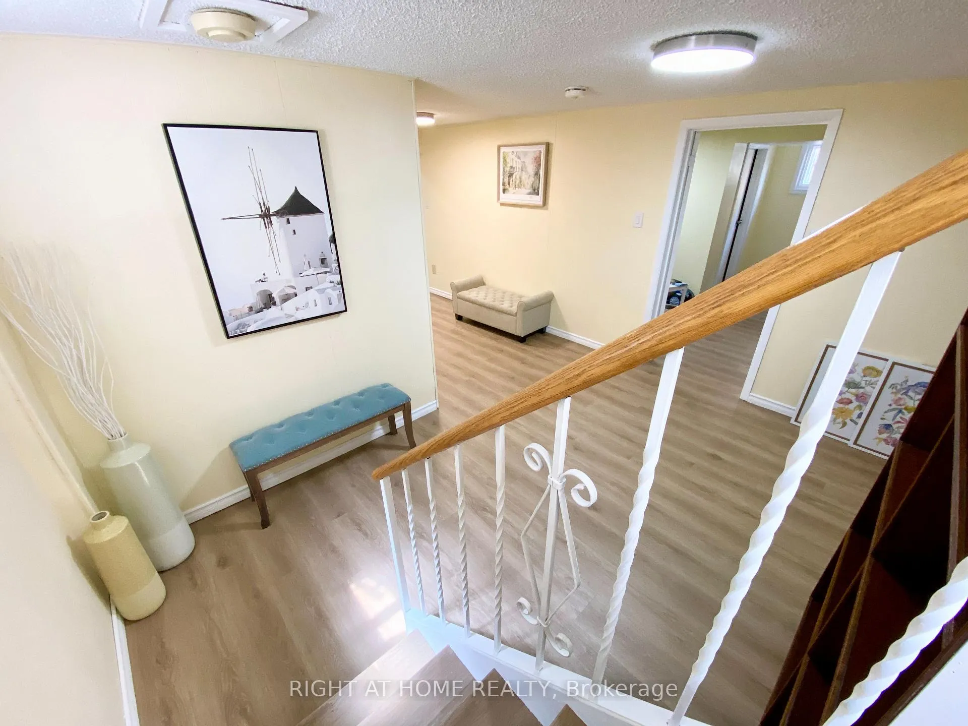Photo 27 of 876 Hollowtree Crescent, Mississauga, Applewood — HOMEH