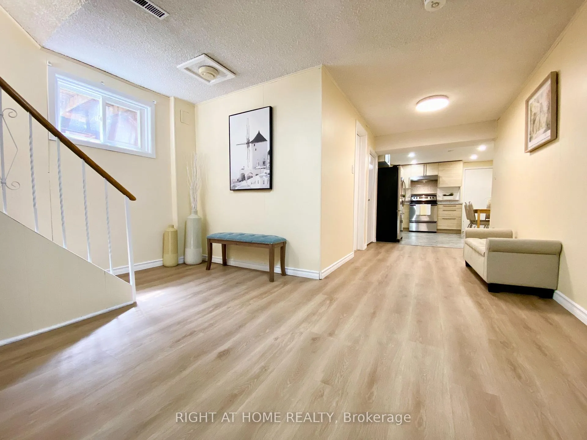 Photo 29 of 876 Hollowtree Crescent, Mississauga, Applewood — HOMEH