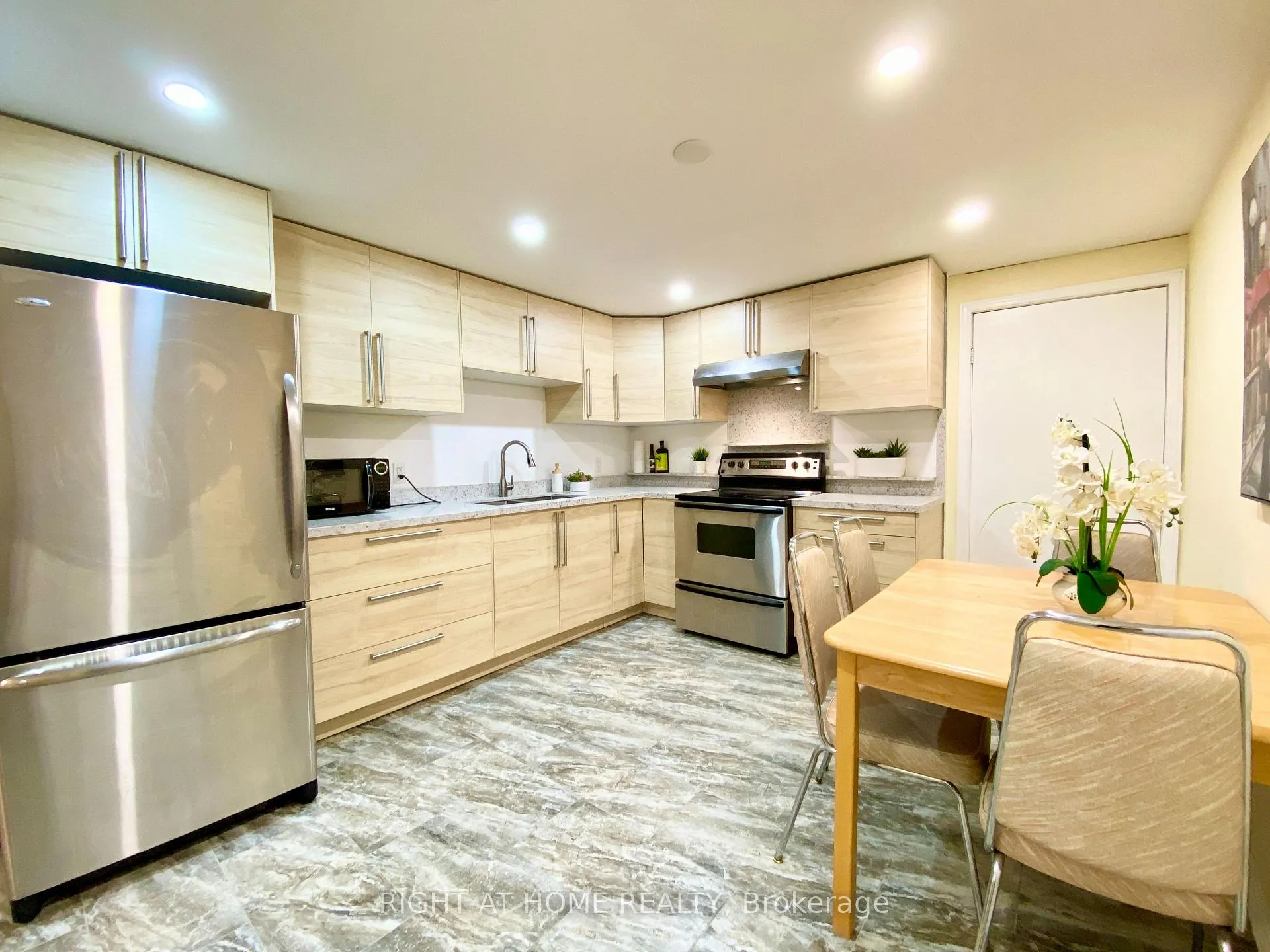 Photo 31 of 876 Hollowtree Crescent, Mississauga, Applewood — HOMEH