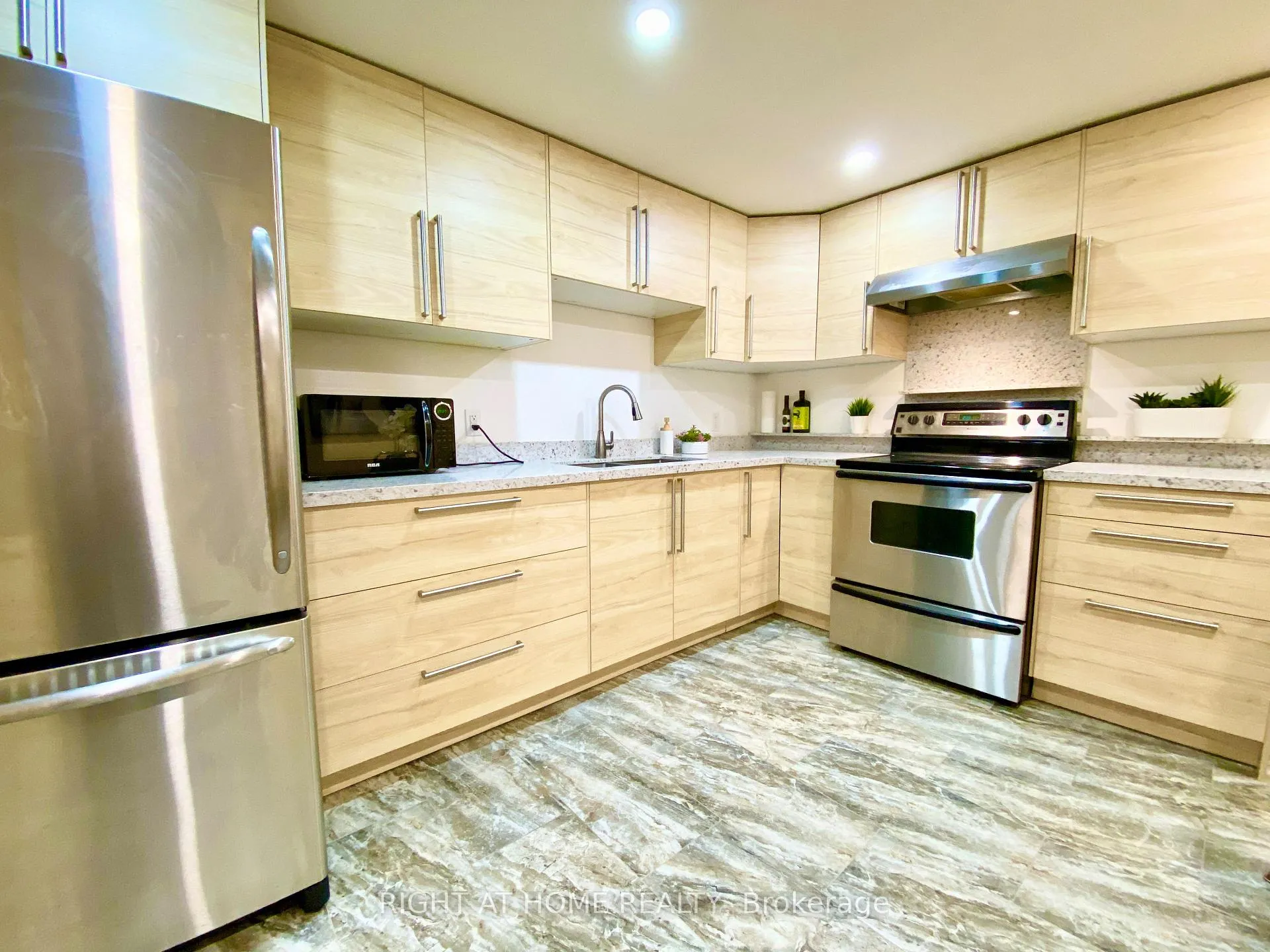 Photo 32 of 876 Hollowtree Crescent, Mississauga, Applewood — HOMEH