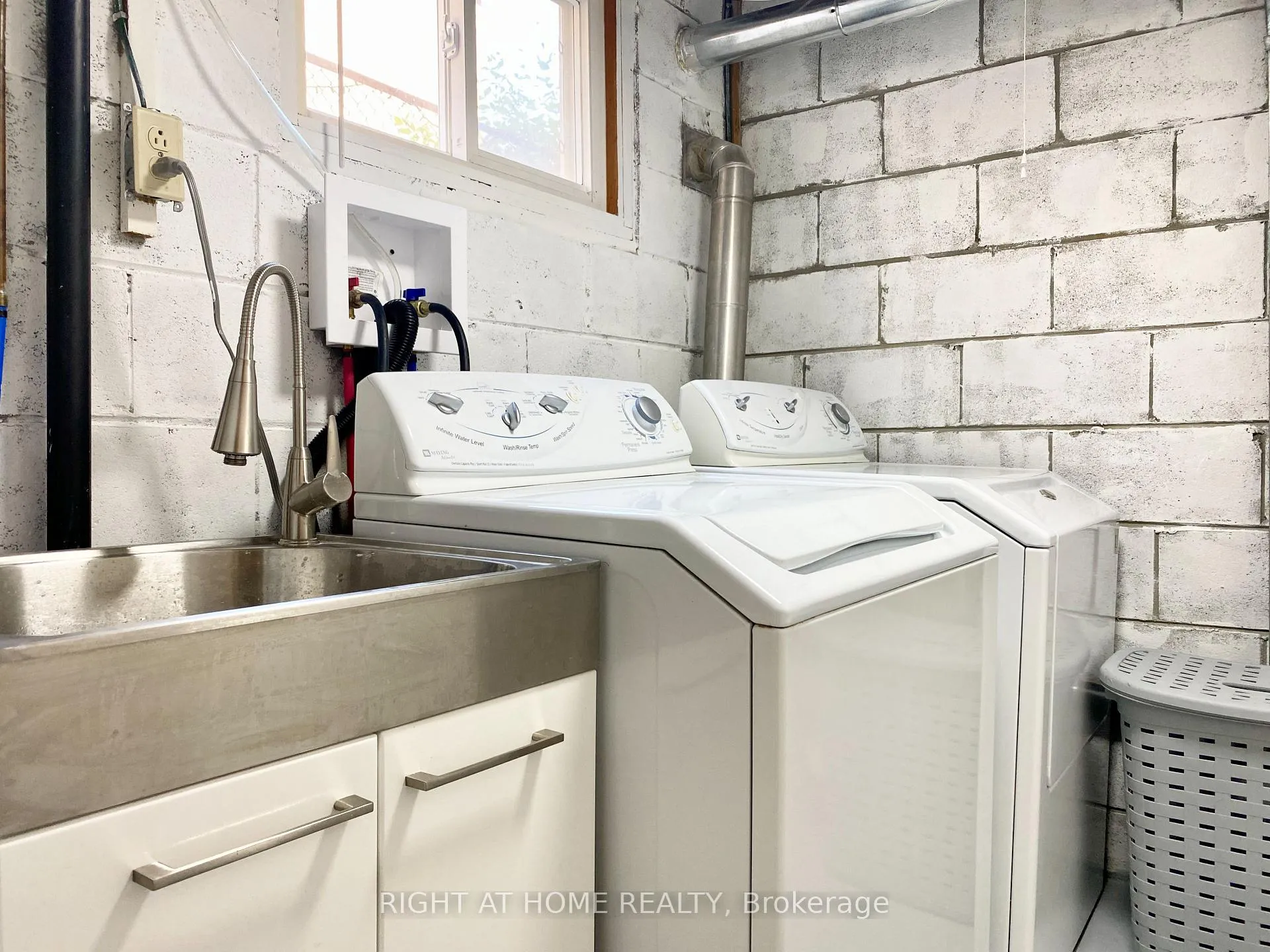 Photo 34 of 876 Hollowtree Crescent, Mississauga, Applewood — HOMEH