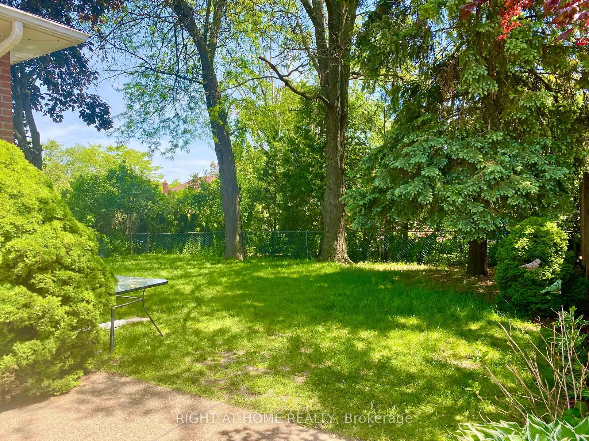 Photo 35 of 876 Hollowtree Crescent, Mississauga, Applewood — HOMEH