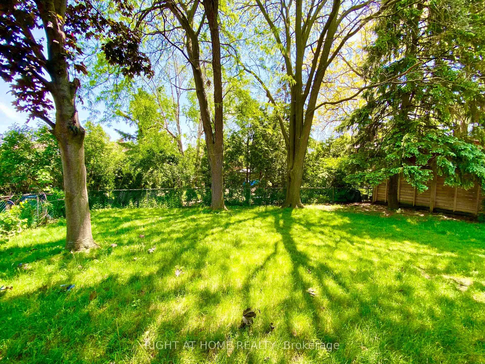 Photo 36 of 876 Hollowtree Crescent, Mississauga, Applewood — HOMEH