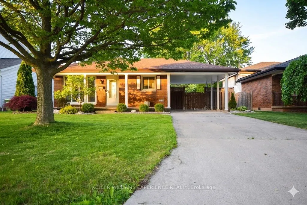 Photo 2 of 1290 Janisse Drive, Windsor — HOMEH