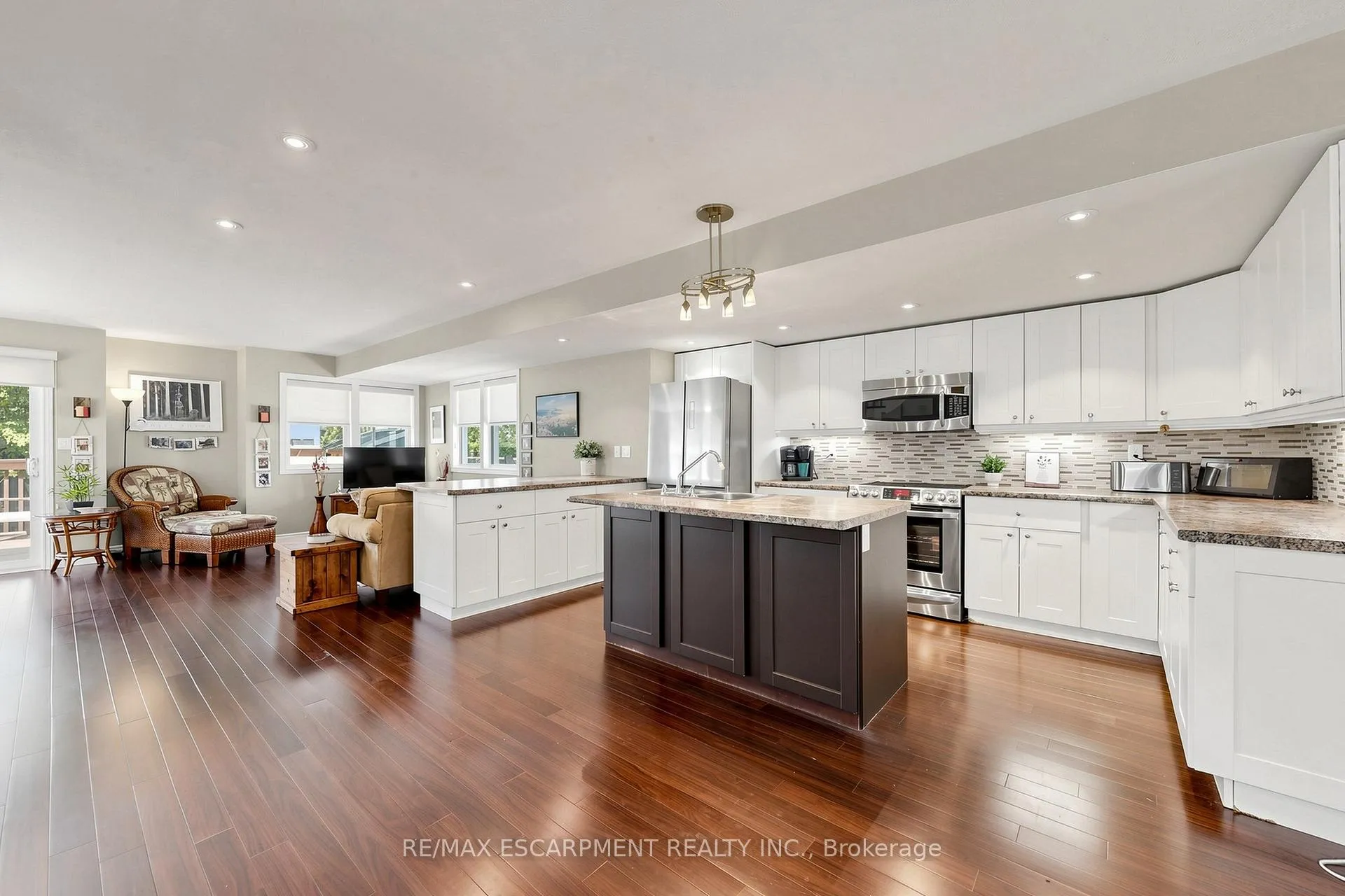 Photo 8 of 7 Windermere Avenue, Hamilton, Hamilton Beach — HOMEH