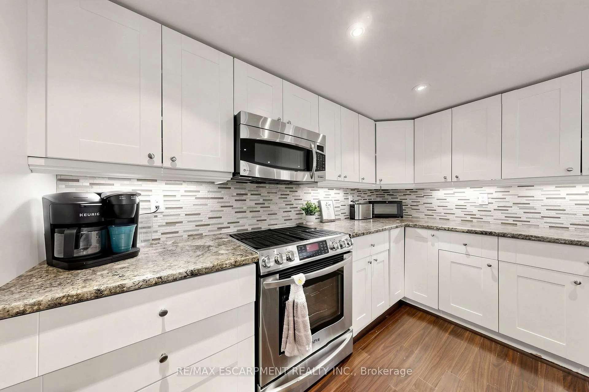 Photo 10 of 7 Windermere Avenue, Hamilton, Hamilton Beach — HOMEH