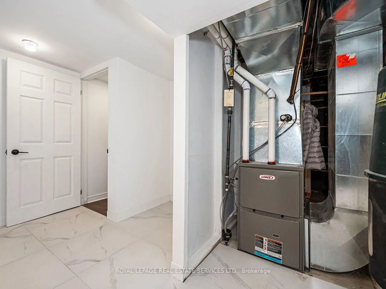 Photo 35 of 54 Oakfield Drive, Etobicoke, Stonegate-Queensway — HOMEH