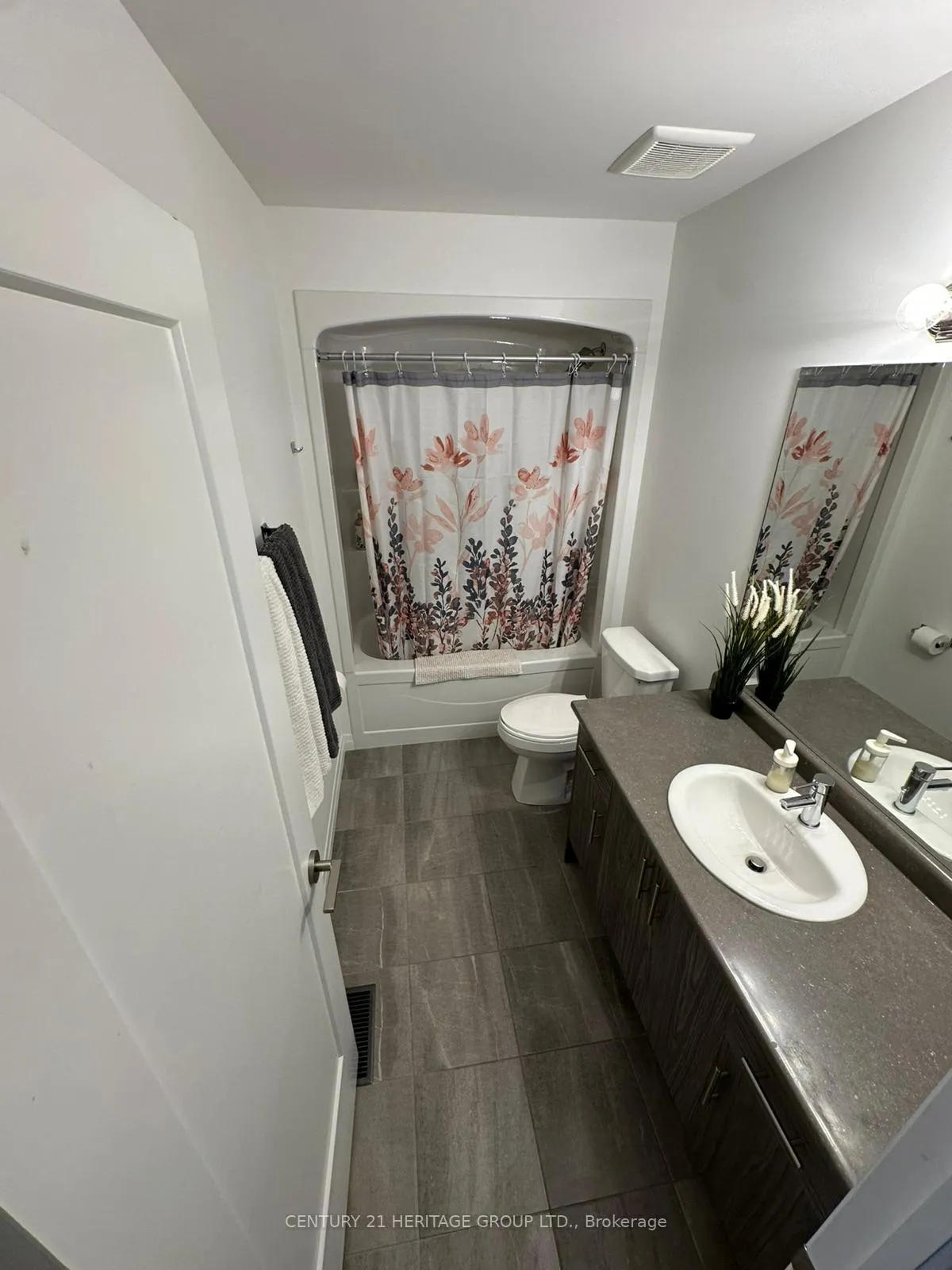 Photo 10 of 227 Cittadella Boulevard, Hamilton, Rural Glanbrook — HOMEH
