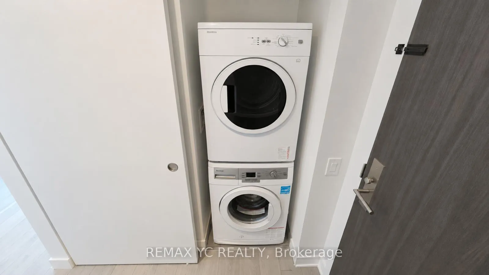 Photo 5 of Unit 2204, 185 Roehampton Avenue, Toronto, Mount Pleasant West — HOMEH
