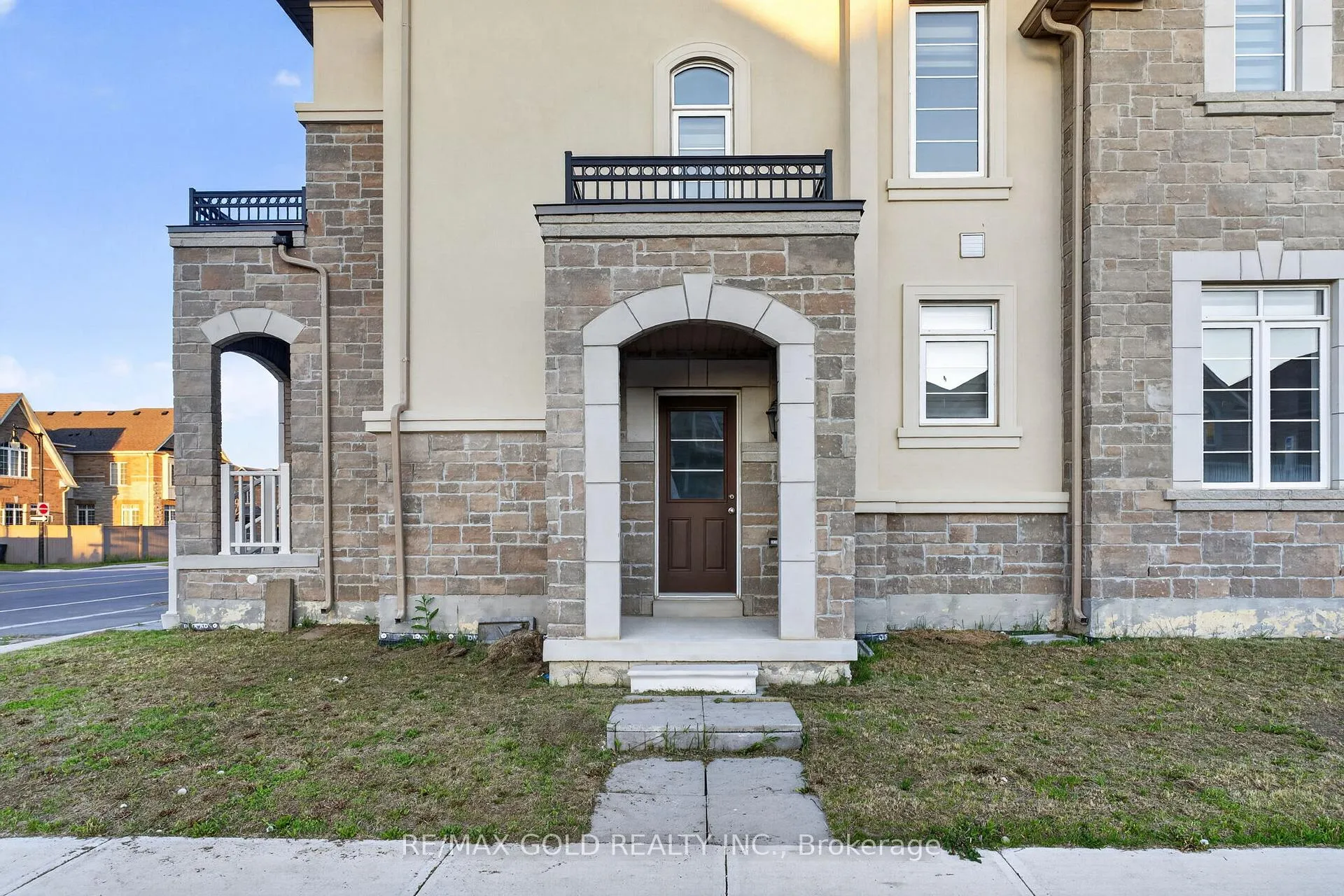 Photo 2 of 556 Brisdale Drive, Brampton, Credit Valley — HOMEH