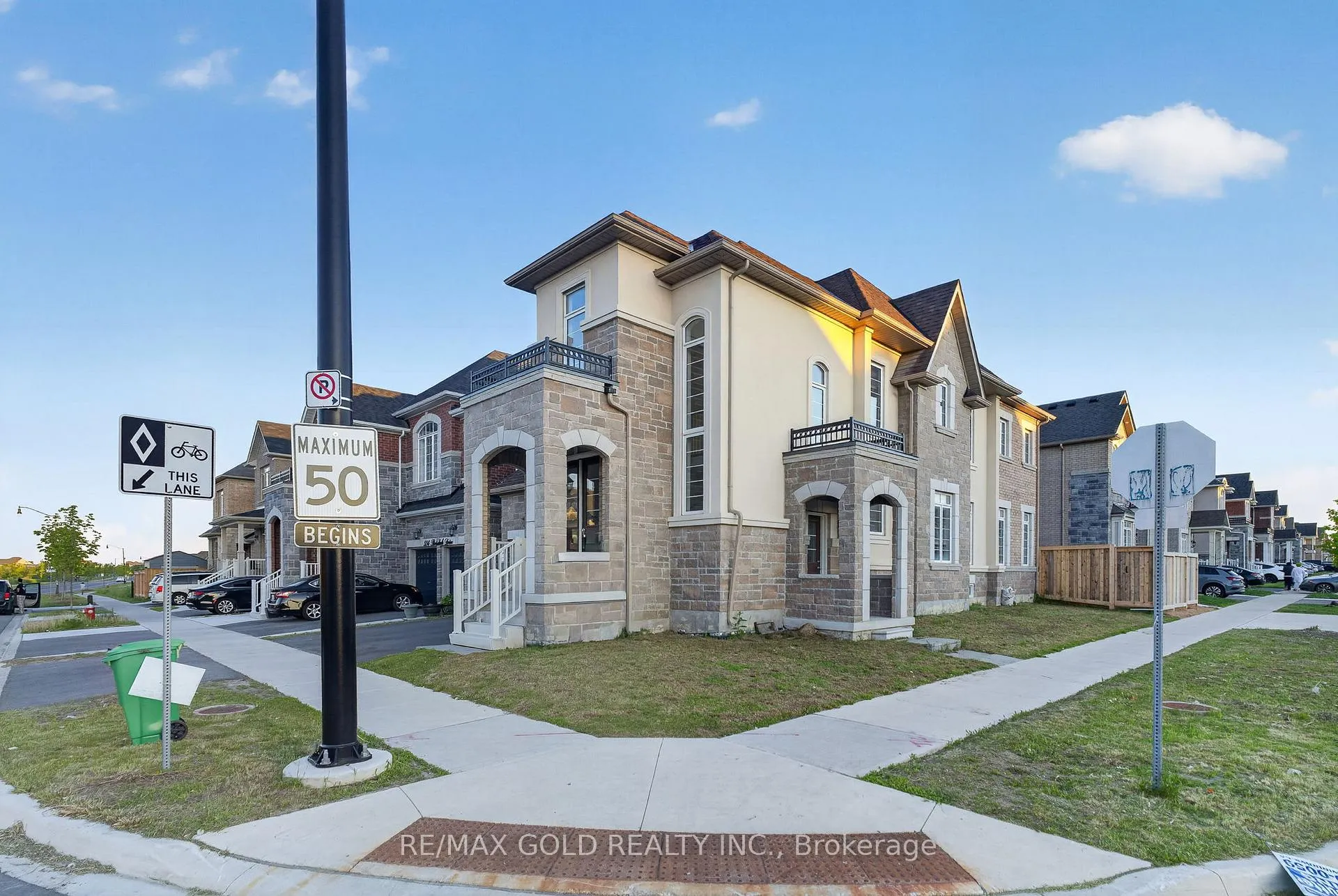 Photo 3 of 556 Brisdale Drive, Brampton, Credit Valley — HOMEH