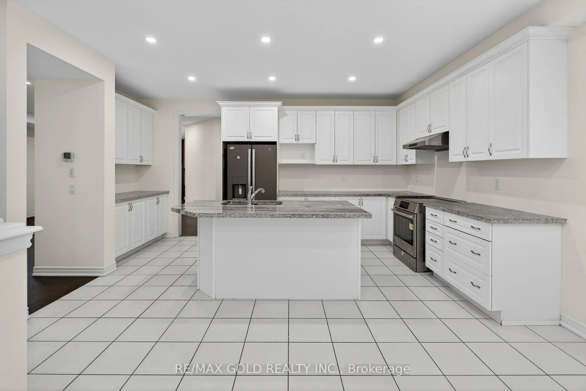 Photo 8 of 556 Brisdale Drive, Brampton, Credit Valley — HOMEH