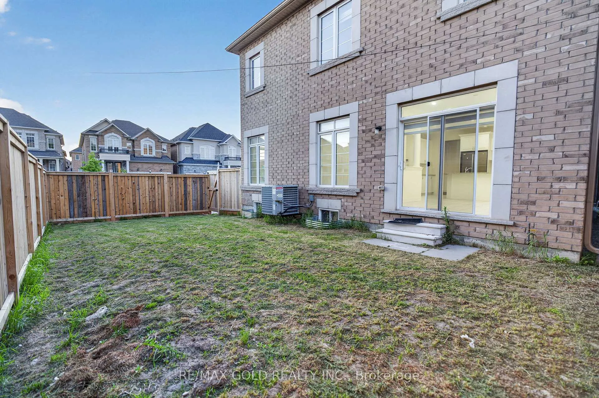 Photo 15 of 556 Brisdale Drive, Brampton, Credit Valley — HOMEH