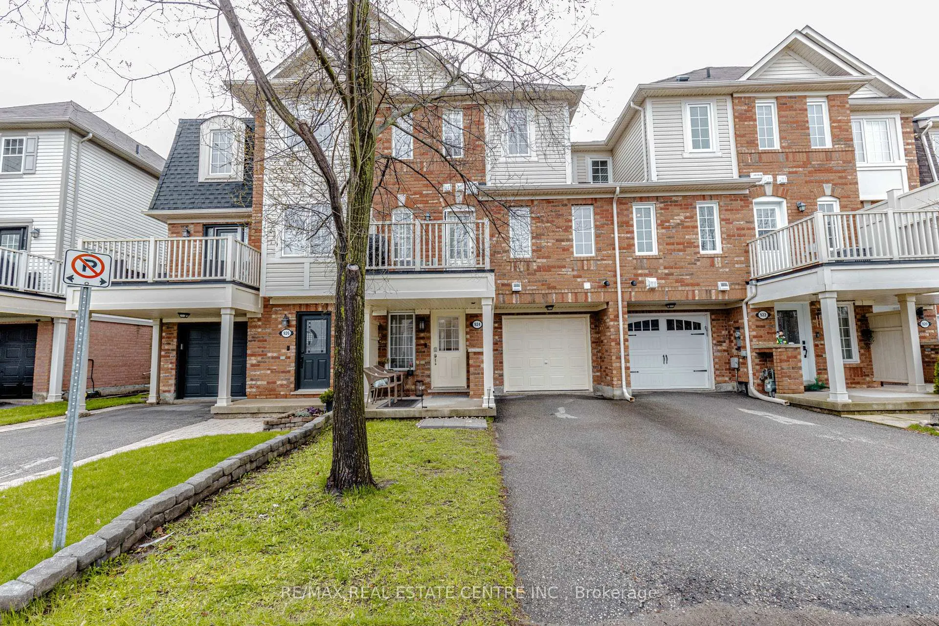 Front of 924 Burgess Gardens